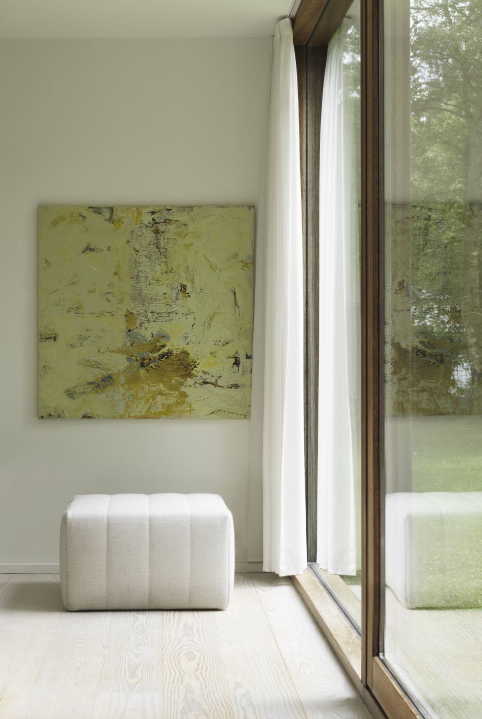 Weißer Scene Pouf Hocker von Normann Copenhagen vor einem Fenster und einem Gemälde.