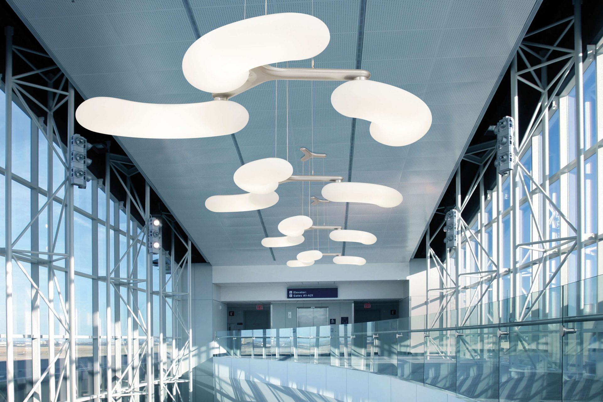 Blade PL Pendelleuchte: Mehrere moderne Designer-Hängeleuchten mit organischen Formen in einem hellen, öffentlichen Raum.