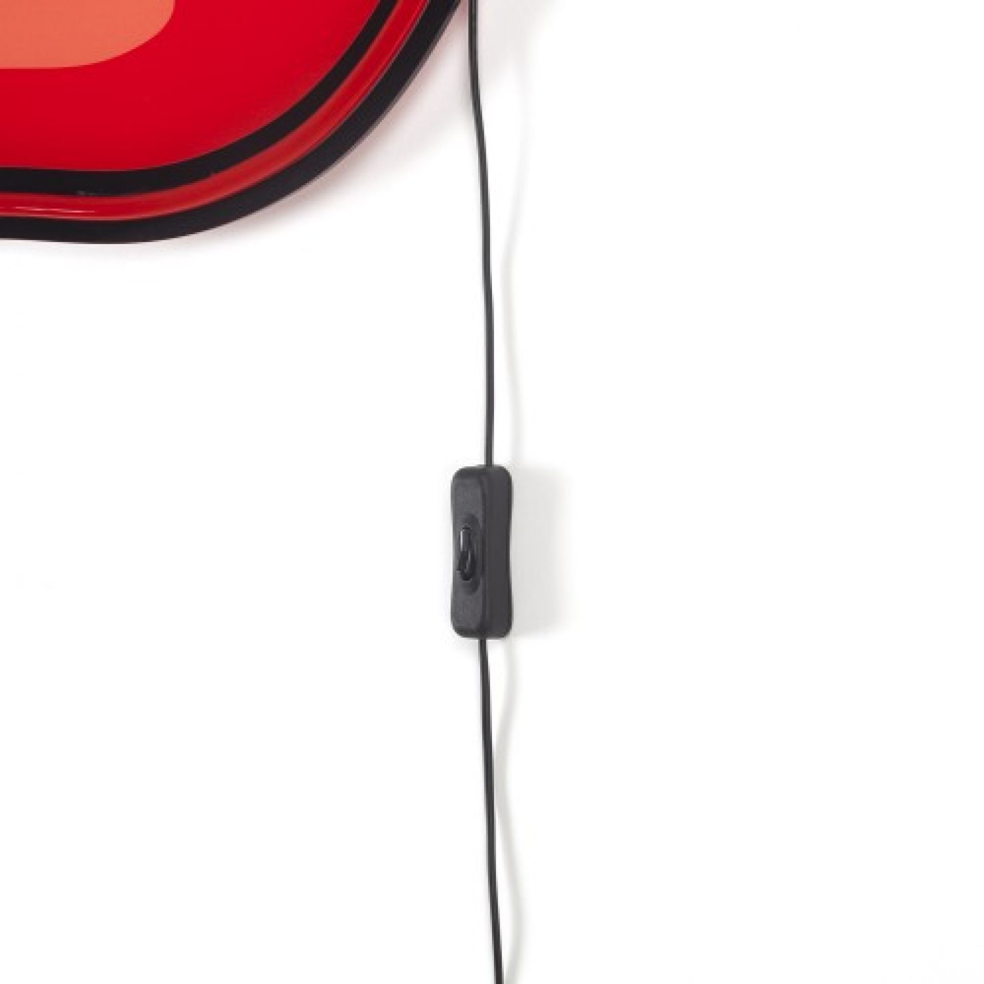 Detailaufnahme der Seletti Blow Mouth LED Wandleuchte mit schwarzem Schalter am Kabel. Rote Wandlampe.