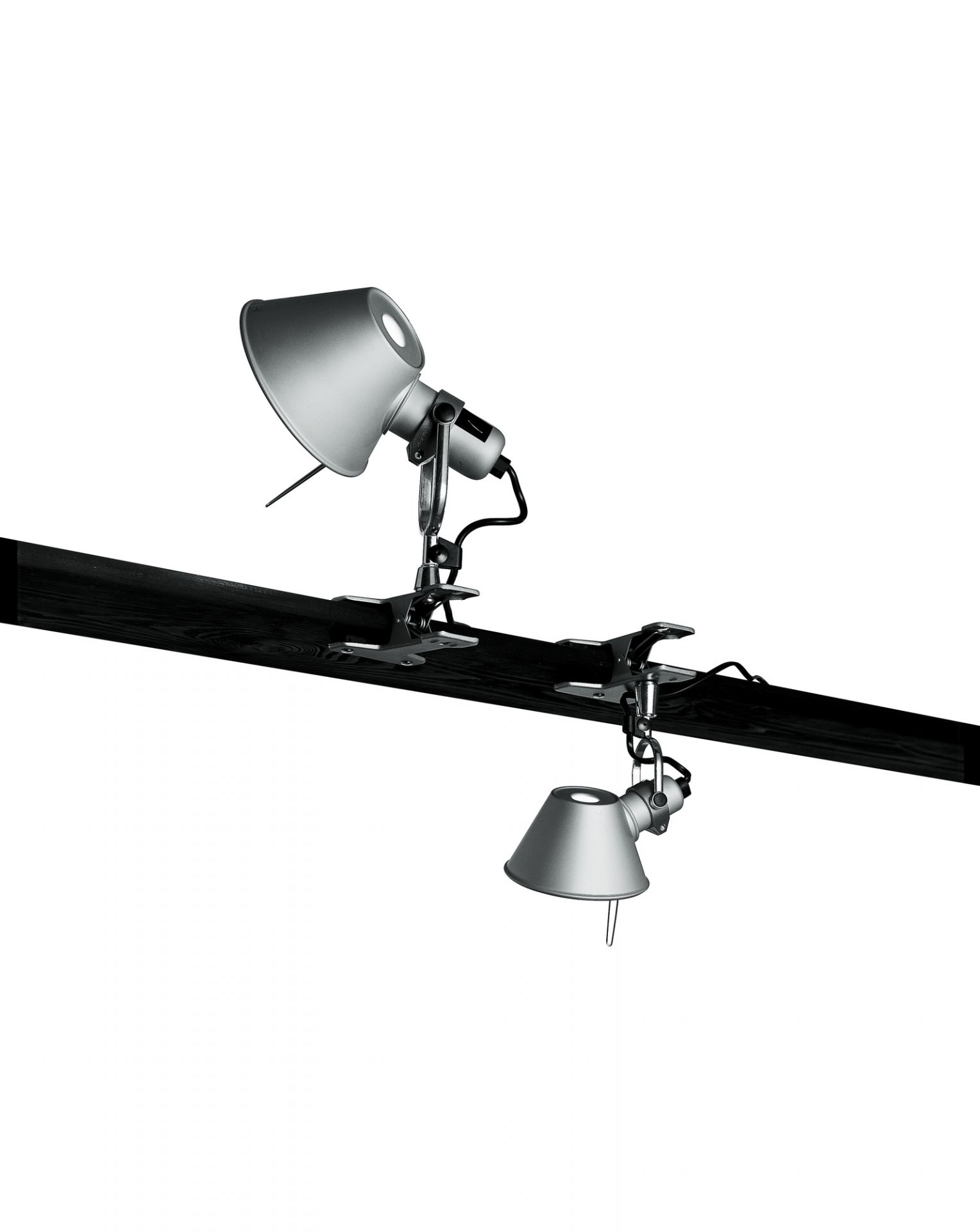 Nahaufnahme der Artemide Tolomeo Pinza Klemmleuchte aus Aluminium an einem dunklen Holzbalken.