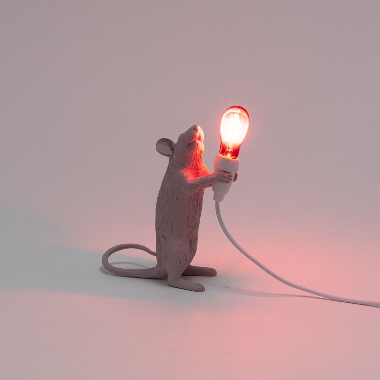 Seletti Mouse Lamp: Graue Maus hält eine leuchtende Glühbirne, USB Tischleuchte.