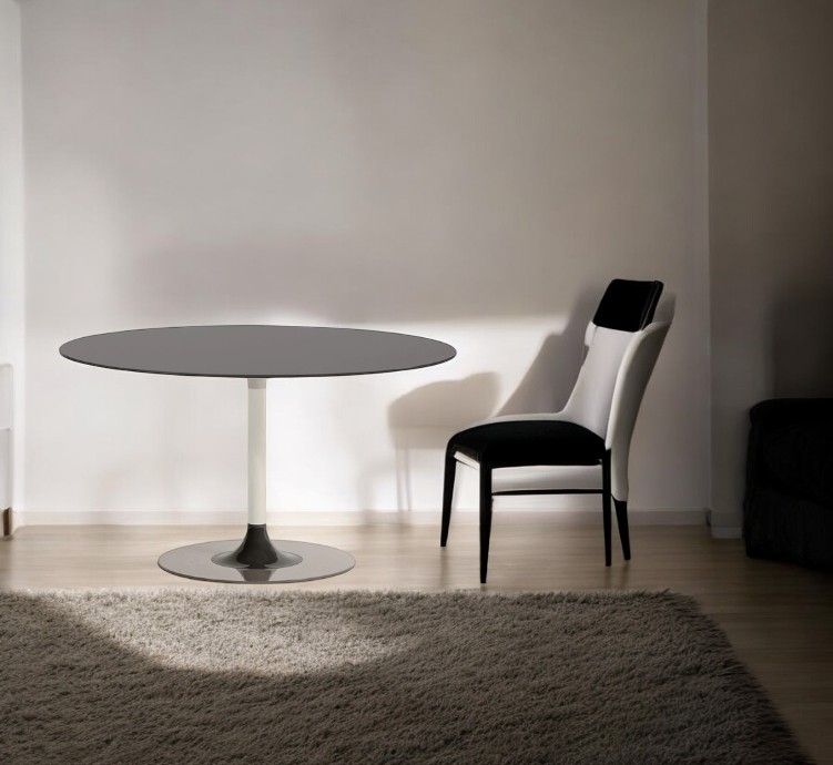 Thierry XXL Tisch Rund Bordeaux Kartell, runder Esstisch mit zentralem Fuß und Stuhl im Raum.