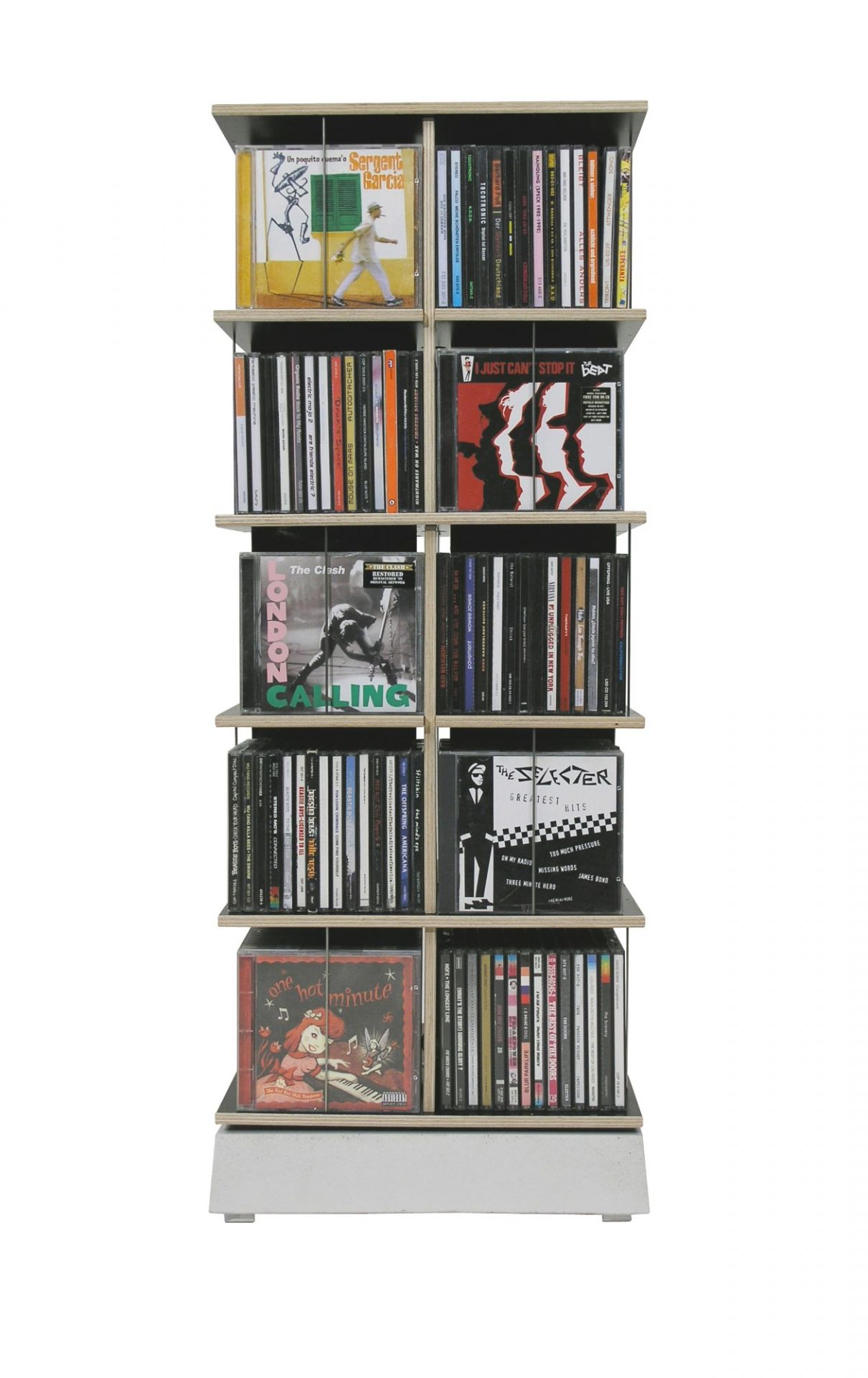 Musikstapler CD-Regal: Offenes Regal zur Aufbewahrung von CDs. Holzregal mit Musik-CDs gefüllt.