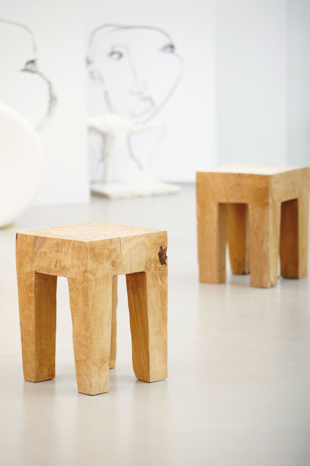 Zwei quadratische Holzhocker, Jan Kurtz Design, aus massivem Teakholz, für Wohnzimmer und Garten.