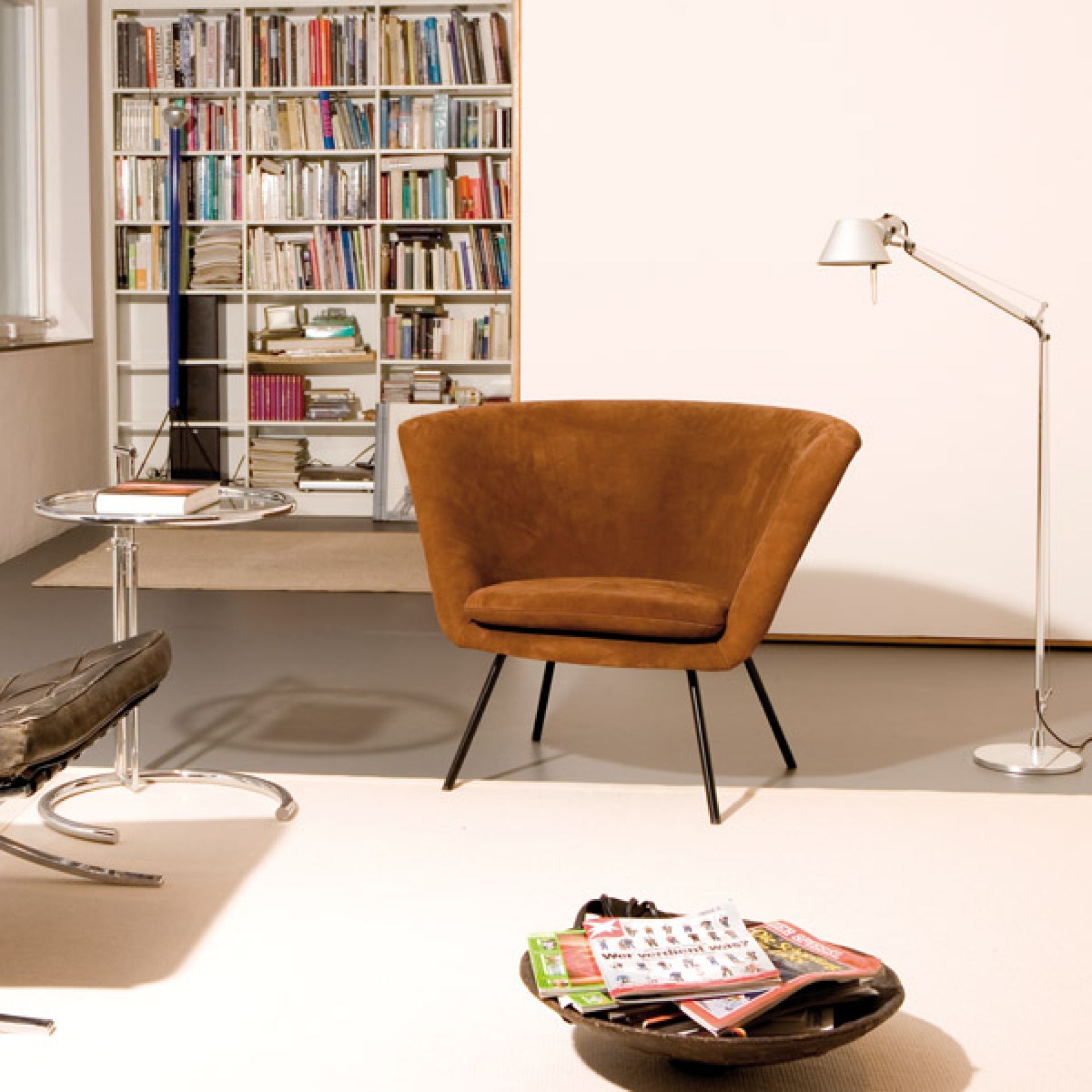 Brauner H57 Sessel von Richard Lampert mit schwarzen Beinen in einem hellen Wohnraum.