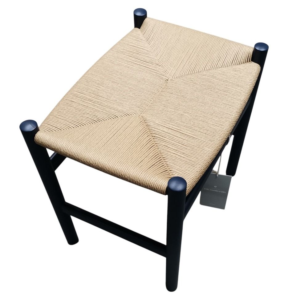 Blauer CH53 Hocker von Carl Hansen & Søn mit geflochtener Sitzfläche, ein Mängelexemplar.