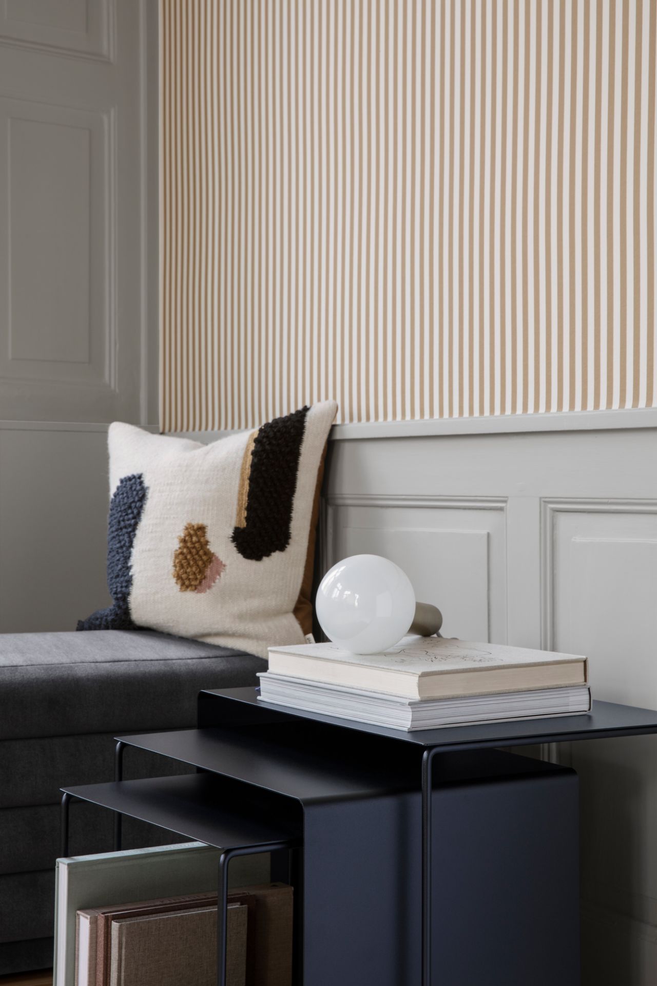 Ferm Living Cluster Tables, 3er Set: Schwarze Beistelltische mit Deko in stilvollem Interieur.