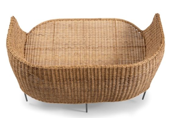 Caribe 2-Sitzer Bank aus Naturmaterial für den Außenbereich mit schwarzen Füßen. Gartenmöbel aus Rattan.