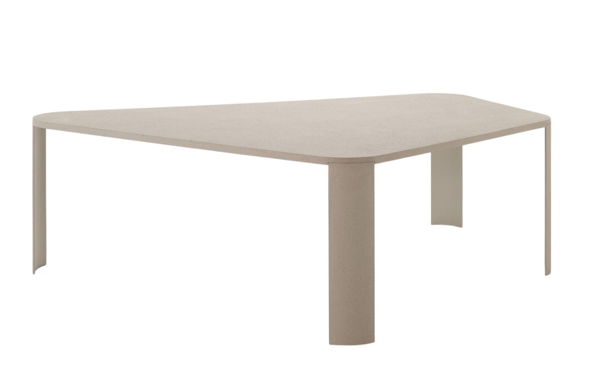 Bonnet Table von MDF Italia: Dreieckiger Esstisch in Beige mit abgerundeten Ecken.