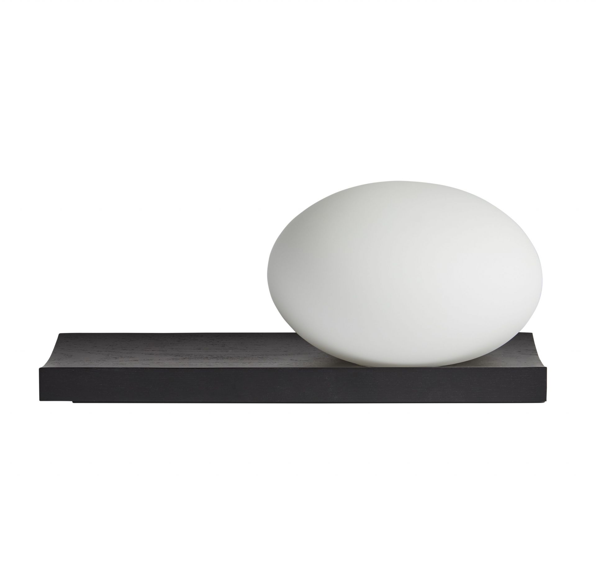 Dew Tischleuchte von Woud: Runde, weiße Lampe auf einem schwarzen, lackierten Esche-Sockel.