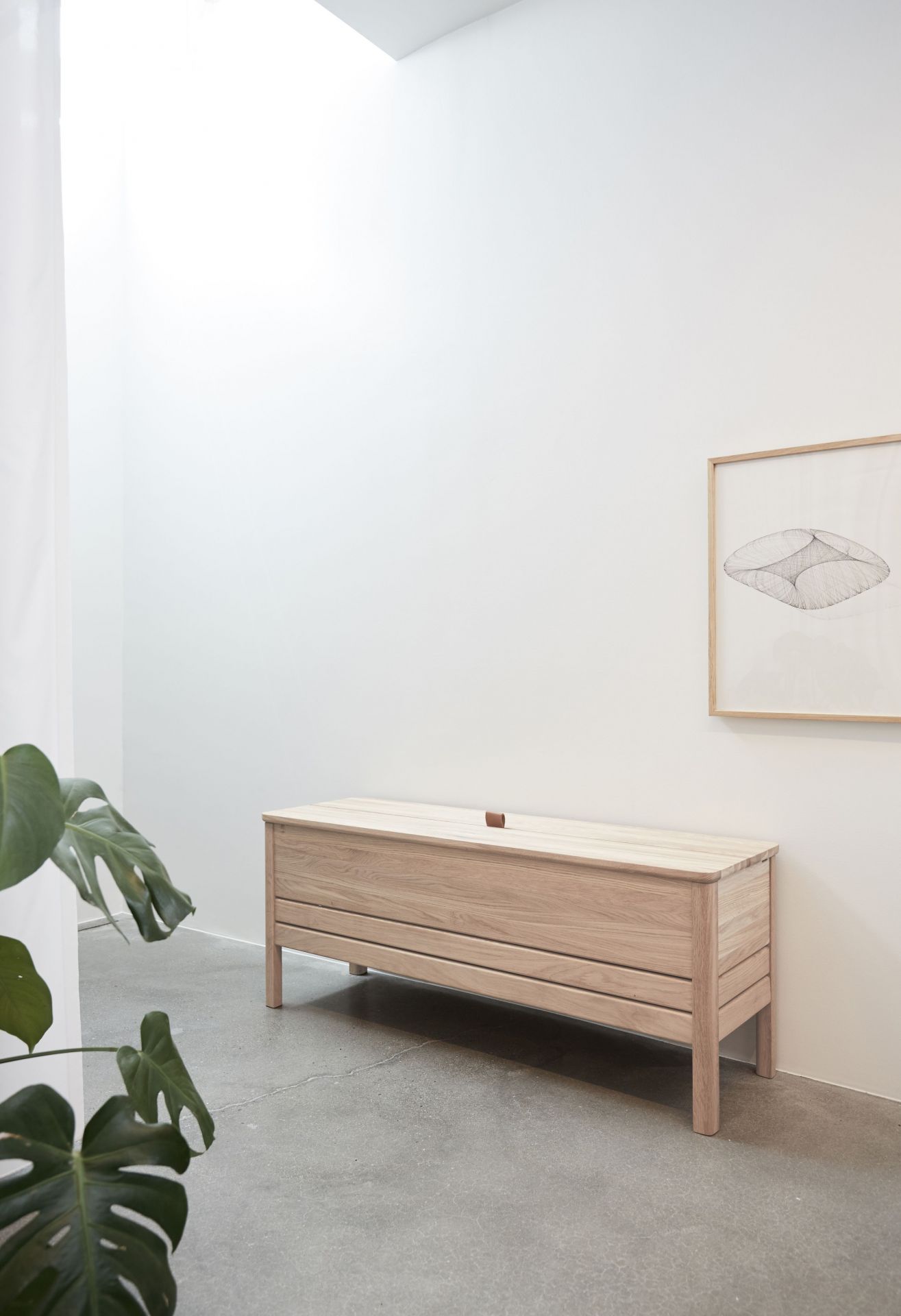 A Line Truhenbank aus Eiche weiß geölt von Form & Refine im minimalistischen Raum.