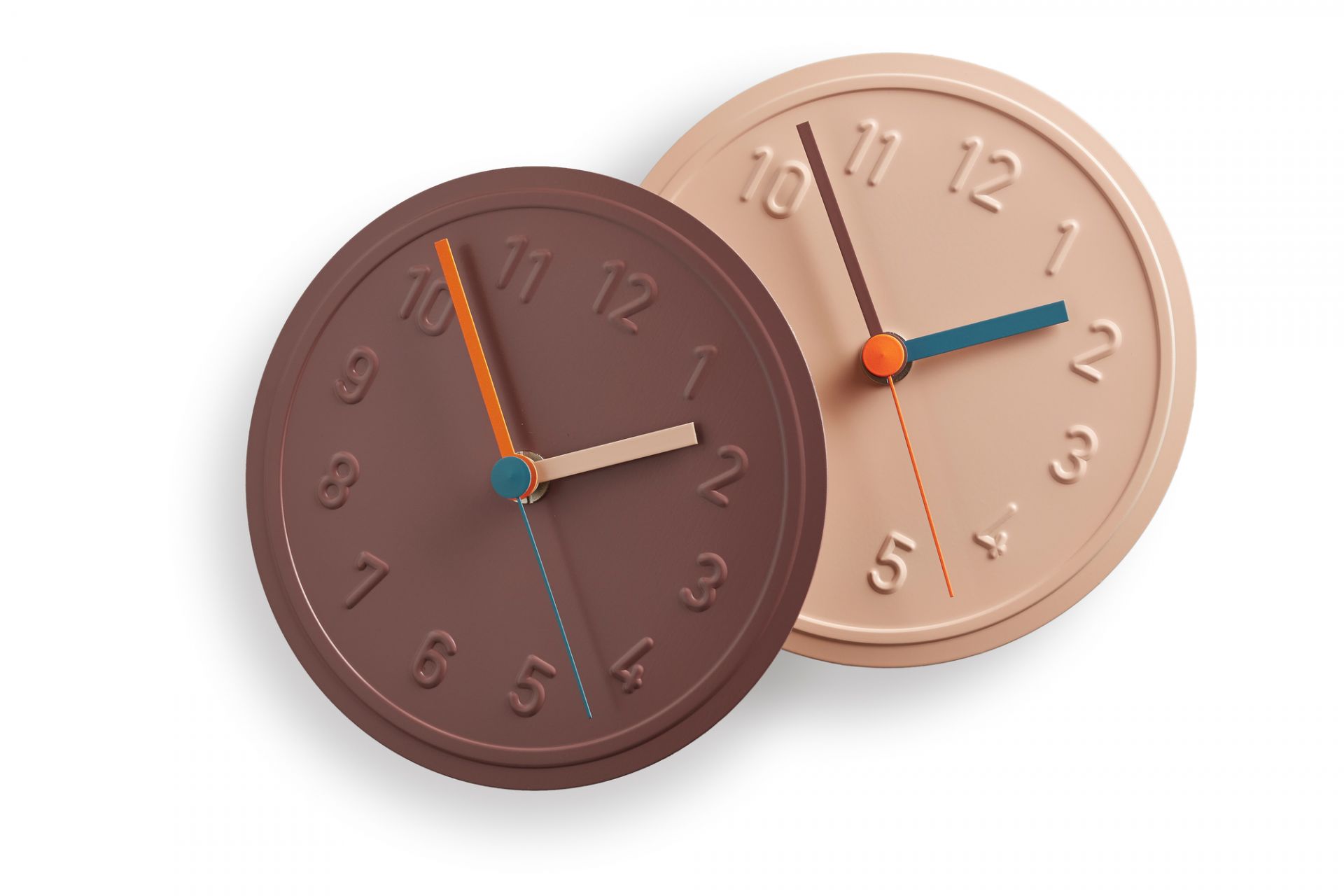 Alu Alu Wanduhr von Richard Lampert in Pfirsich und Braun, moderne Design Wanduhren.