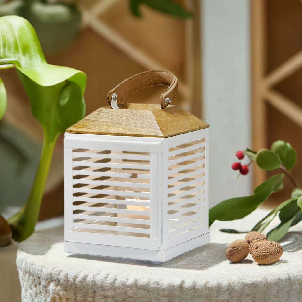 Weiße Philippi Laterne mit Holzdeckel und Ledergriff, dekorative Tischlaterne für stimmungsvolles Licht.