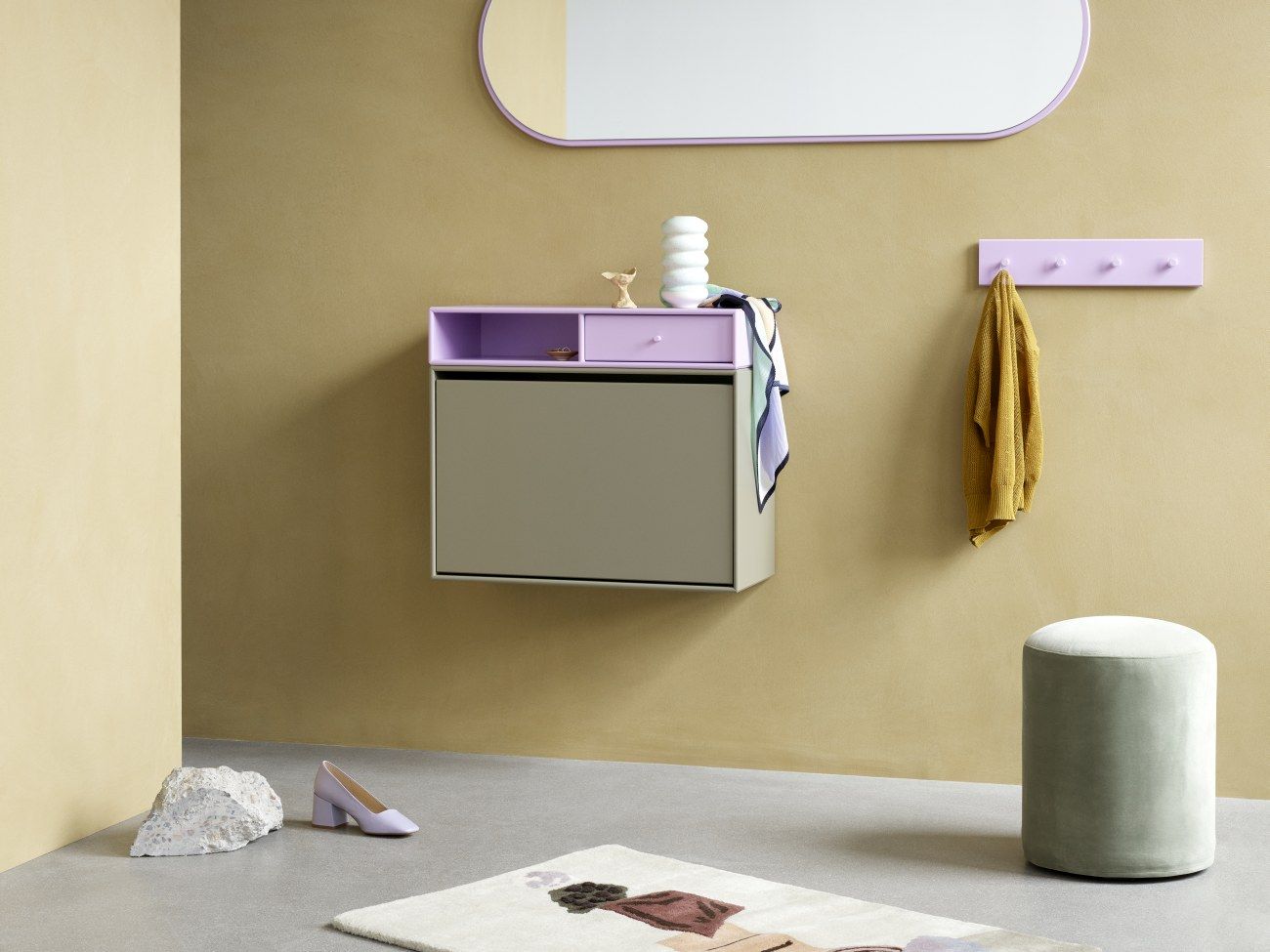 Detailaufnahme: Colour Frame Spiegel Montana Schwarz, moderner Wandspiegel mit farbigem Rahmen für stilvolle Raumgestaltung.