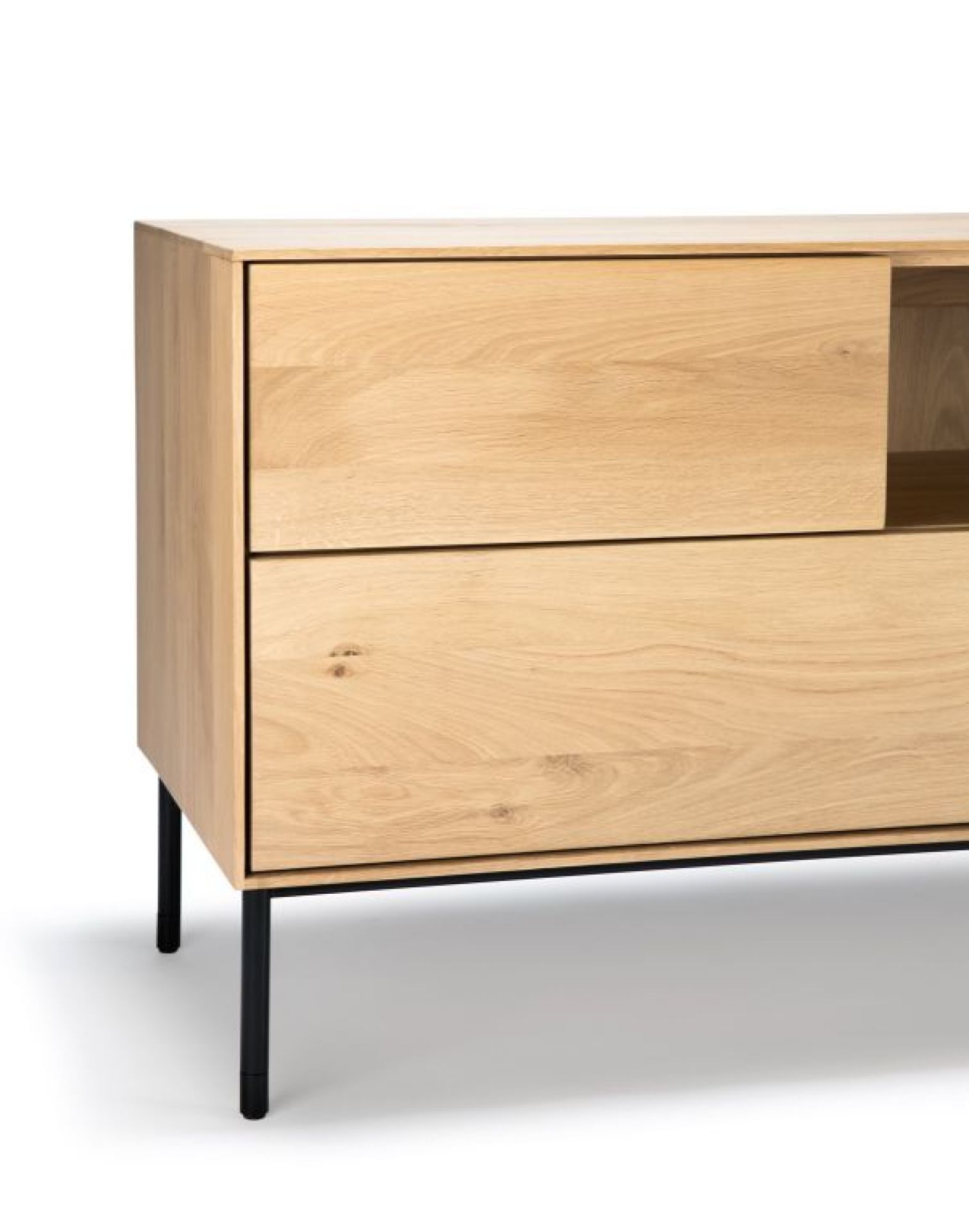 Whitebird TV Möbel von Ethnicraft: Detailansicht des TV-Lowboards aus hellem Eichenholz mit schwarzen Metallfüßen.