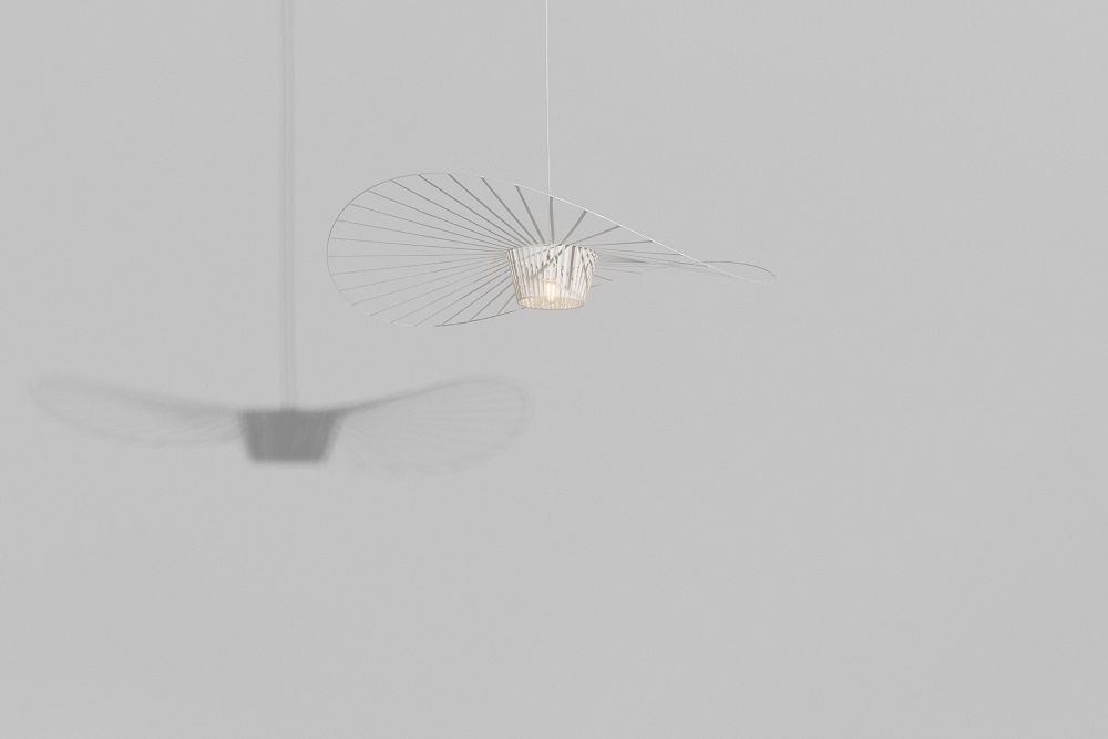 Weiße Vertigo Pendelleuchte XS von Petite Friture, filigrane Hängelampe mit besonderem Lichtspiel und Schattenwurf.