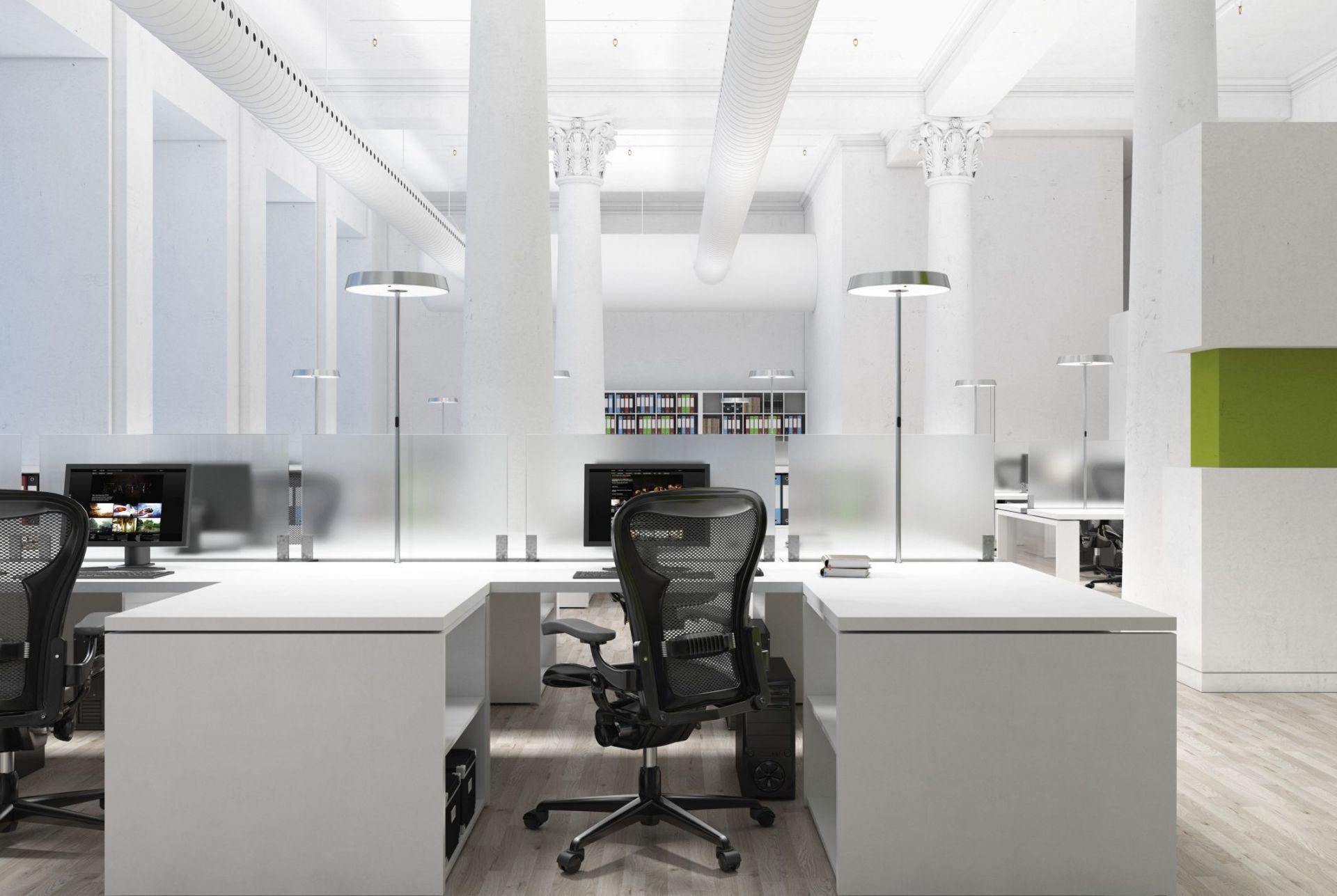 Büro mit USM Haller Tischen und Koi-S Tischleuchten von Belux, 4000K, schwarz.