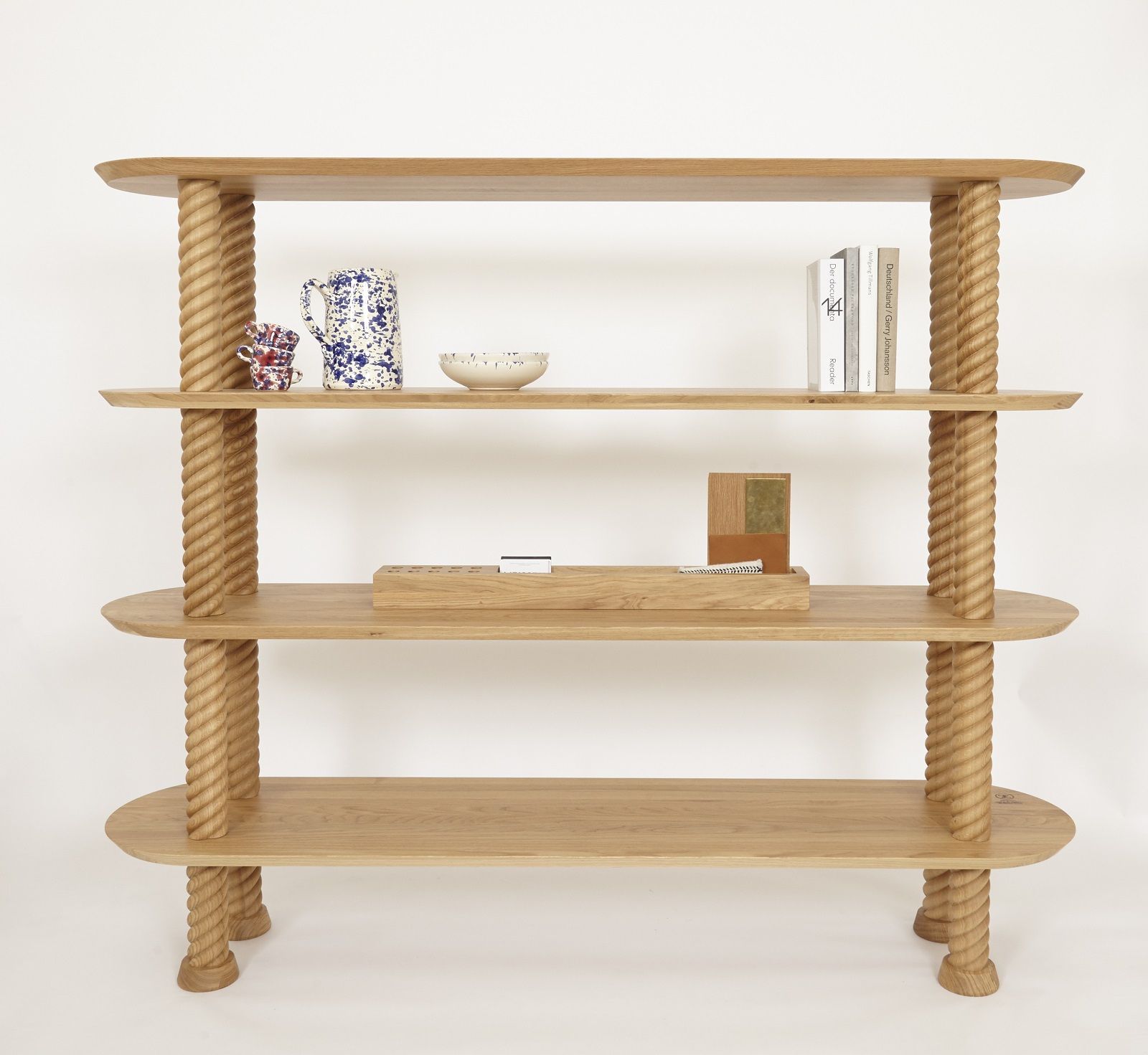 The Hansen Family Rope Shelf #80 aus Eiche, ein modernes Holzregal mit vier Ablagen.