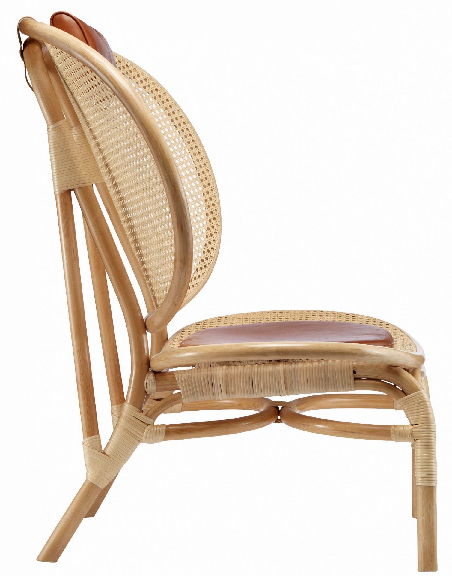 NORR11 Nomad Chair Cognac: Rattan Stuhl mit Lederdetails, skandinavisches Design, Seitenansicht.
