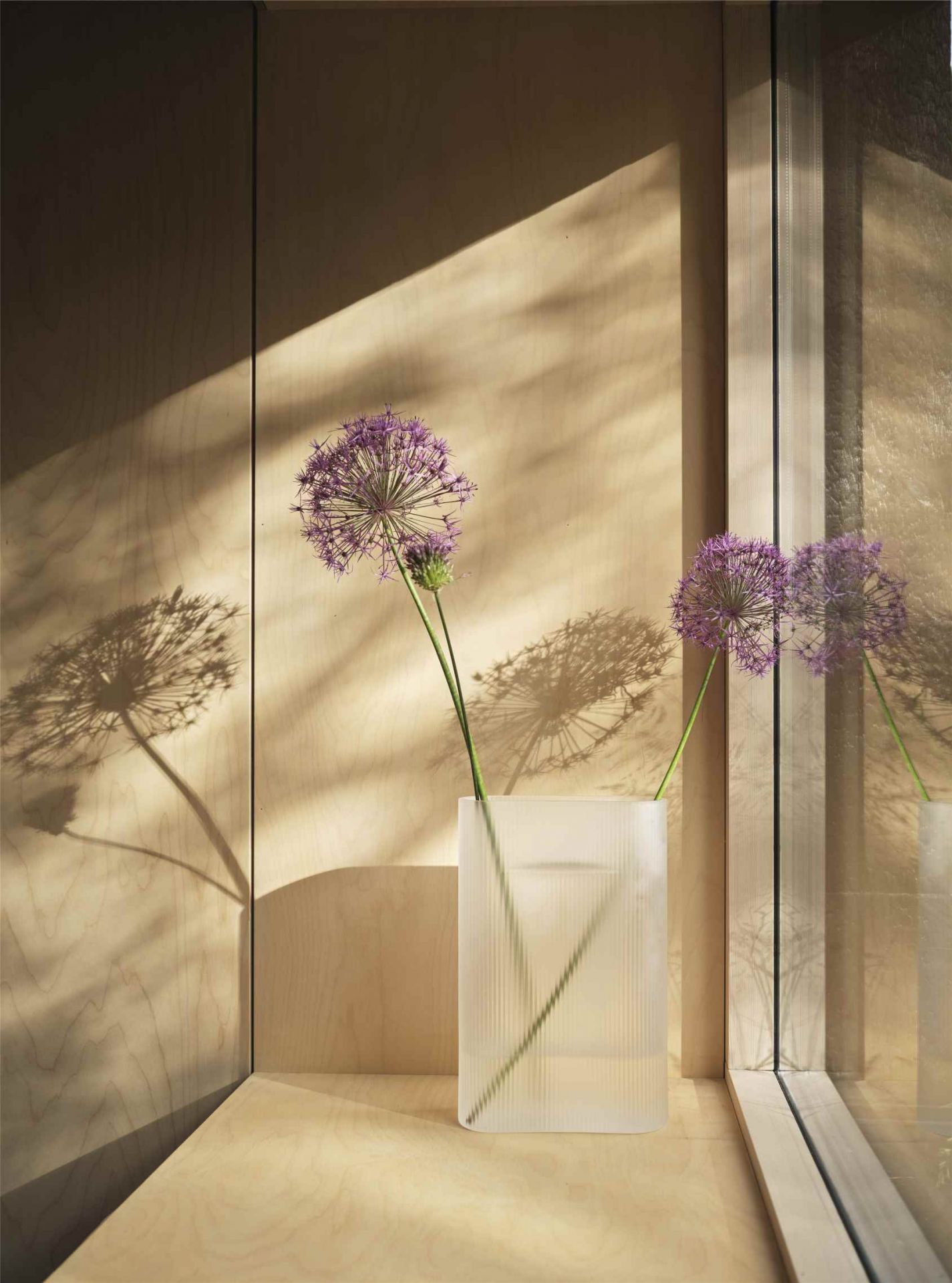 Ridge Vase Muuto Milchglas Hellblau H 35 cm