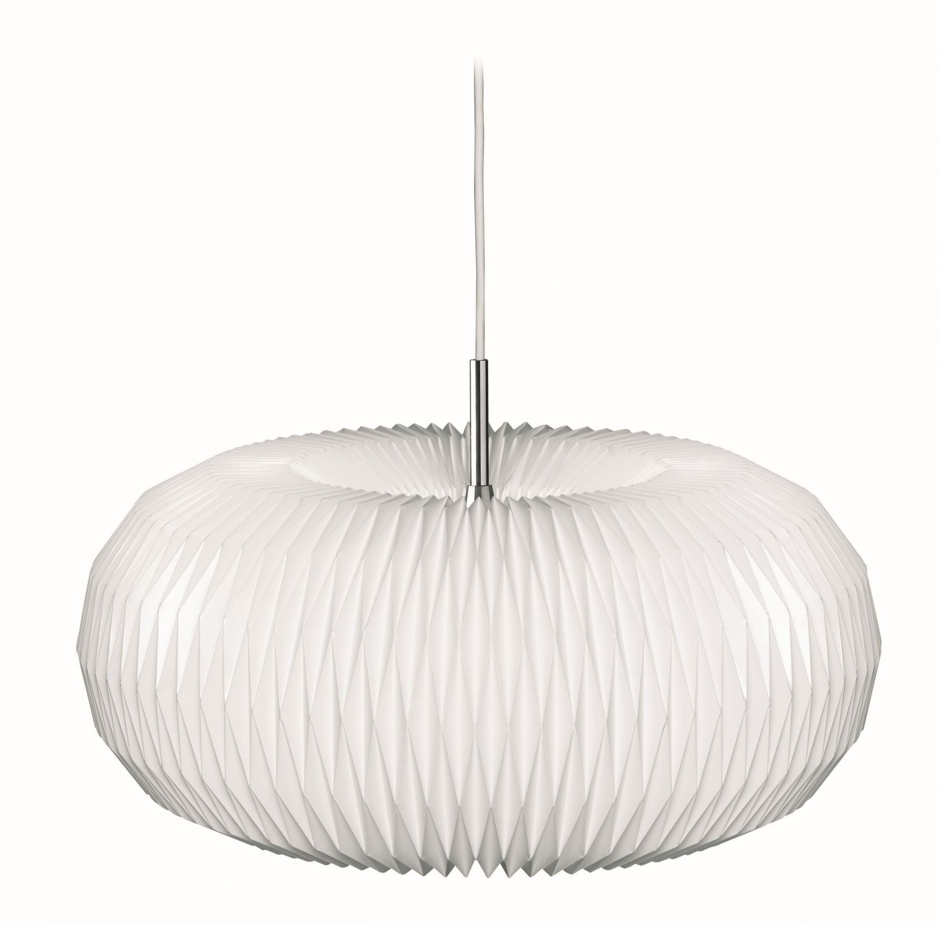 Weiße Donut Pendelleuchte von Le Klint, Ø53cm, mit plissiertem Lampenschirm und Stahlaufhängung.