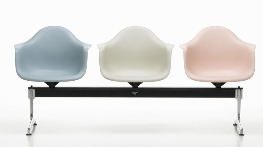 Eames Armchair RE auf Traverse von Vitra in Pastellfarben, Wartebereich Stühle.
