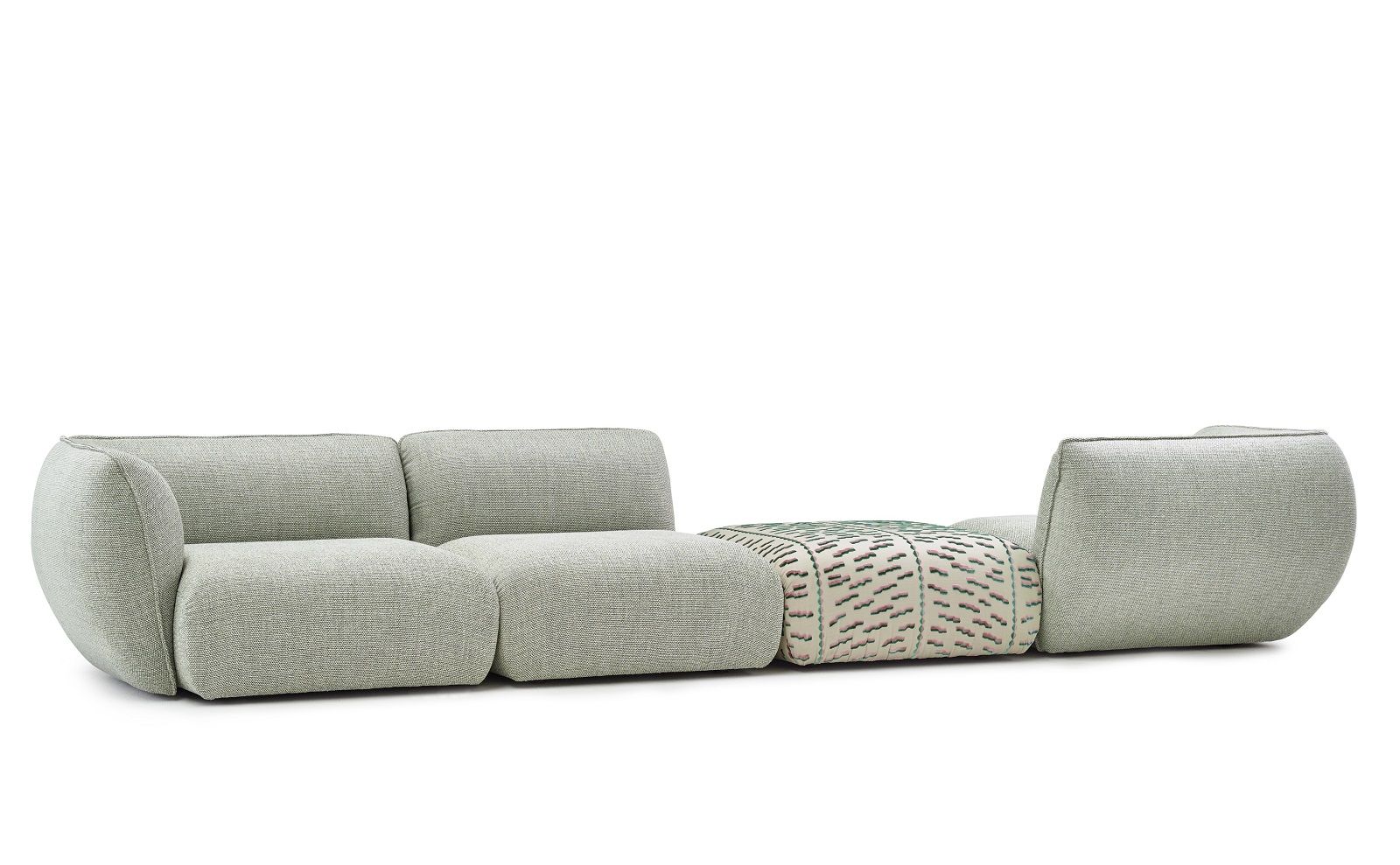 Mia Modulares Sofa von Freifrau Manufaktur, hellgrauer Stoff, kombiniert mit gemustertem Hocker.