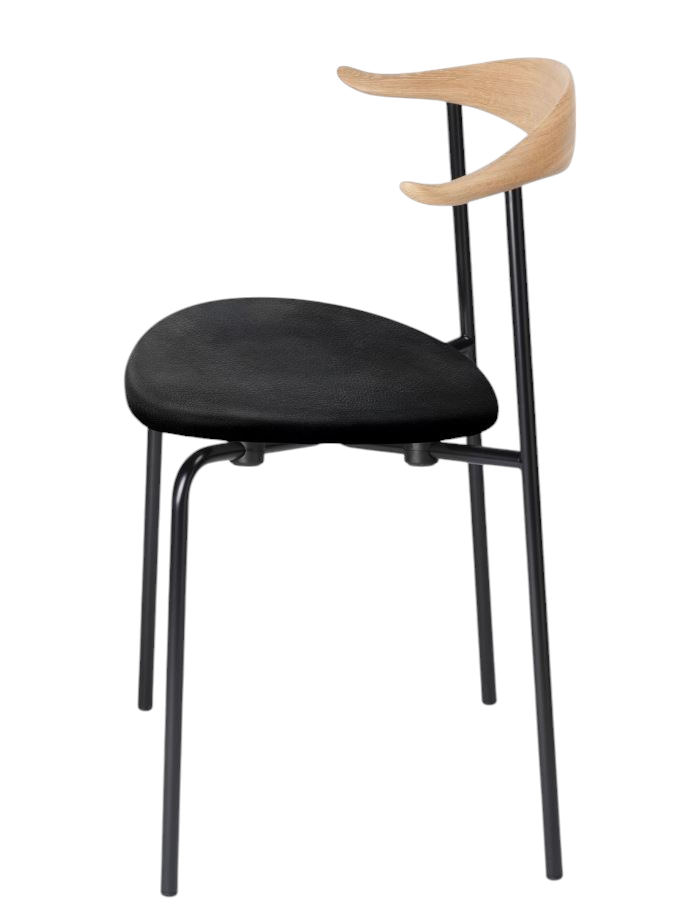 CH88P Stuhl von Carl Hansen & Søn mit schwarzer Polsterung und hellem Holzrücken.