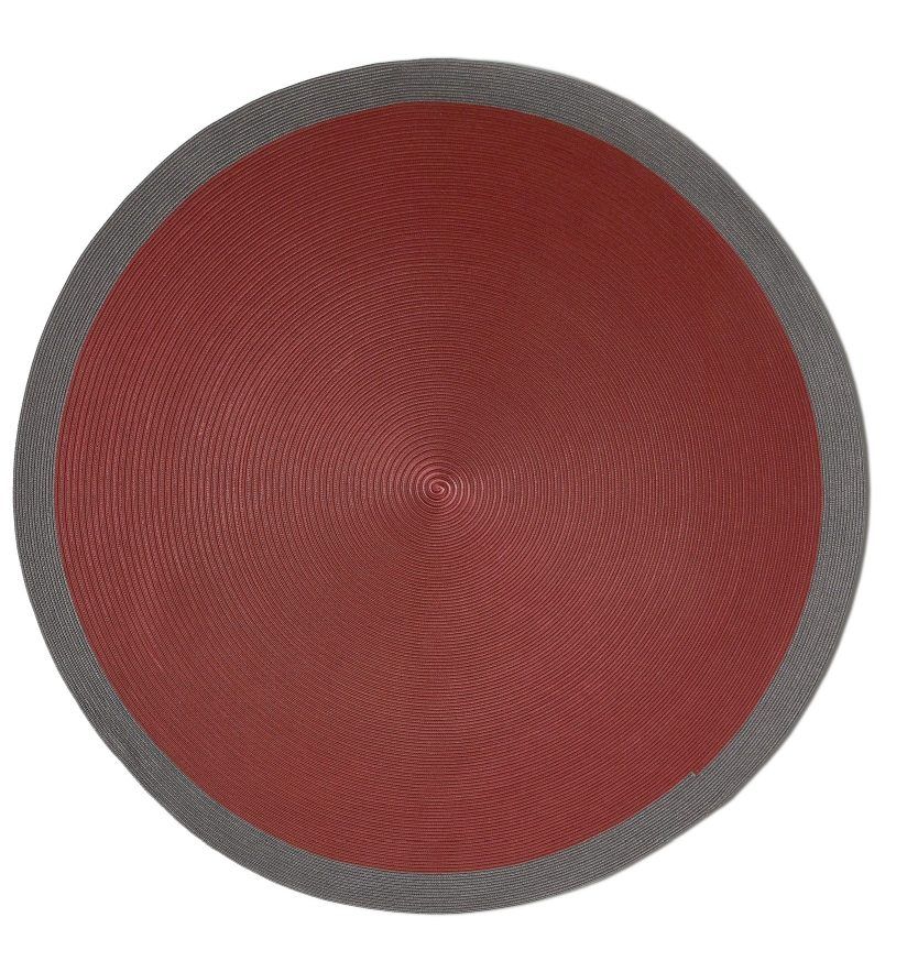 Runder, roter Cassina Circus Teppich Ø 200 cm für den Außenbereich mit grauem Rand.