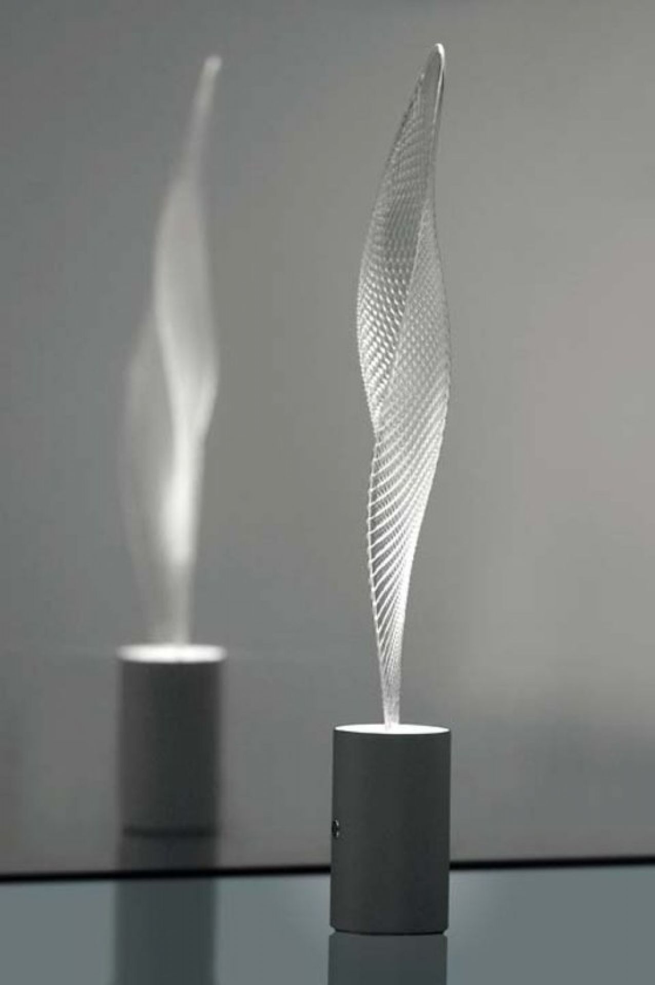 Cosmic Leaf Stehleuchte von Artemide mit spiralförmigem Lampenschirm und grauem Fuß. Designleuchte für Wohnzimmer.