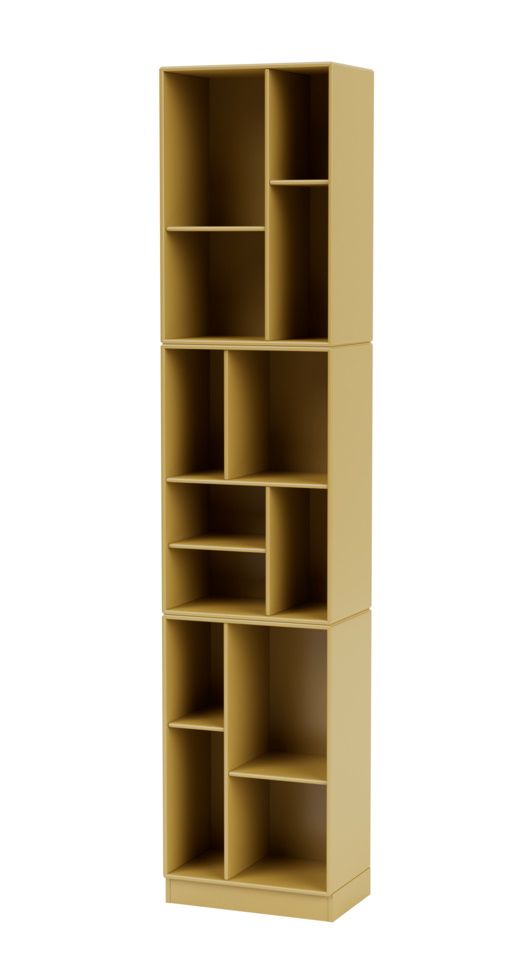 Hohes, modernes Loom Bücherregal in Cumin Farbe mit verschiedenen Fächern für Bücher und Dekoration.