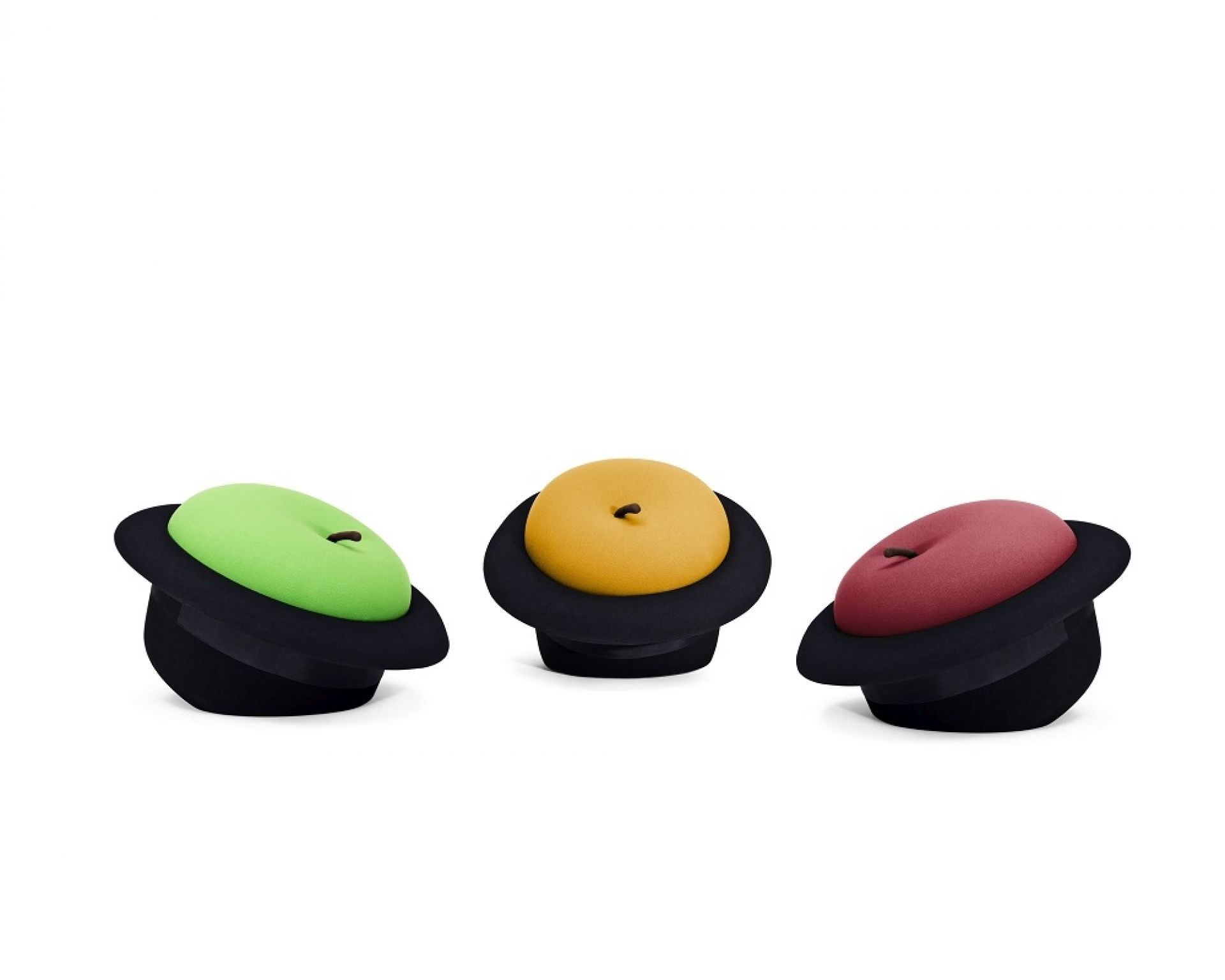 Drei MagriTTA Sculpture-armchair Poufs von Gufram in Rot, Gelb und Grün auf weißem Hintergrund.