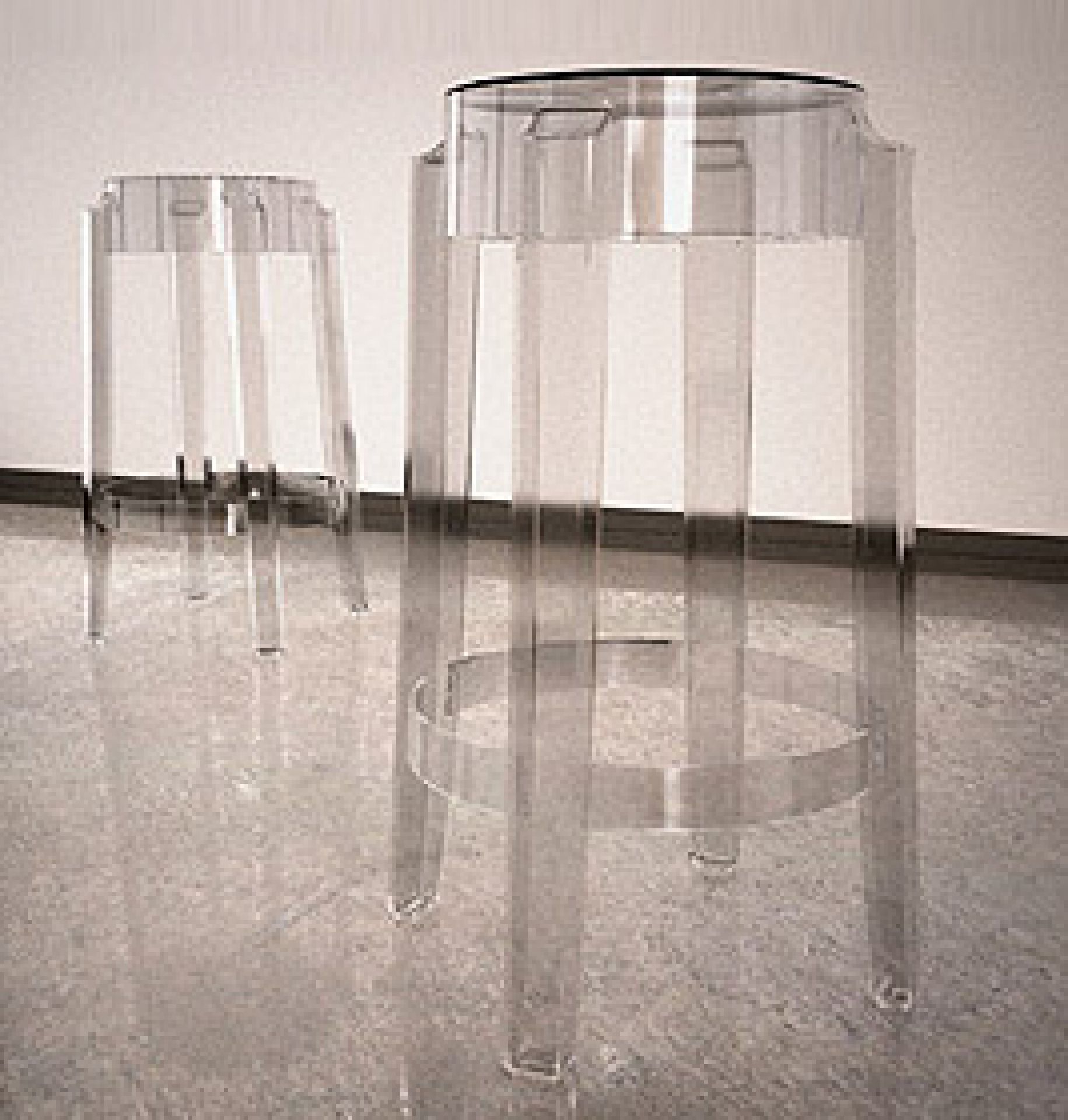 Zwei transparente Charles Ghost Hocker von Kartell, modernes Design für Bar und Küche.