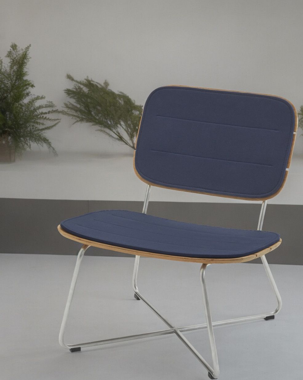 Lilium Lounge Chair mit blauem Sitzkissen von Skagerak by Fritz Hansen, Outdoor Stuhl.