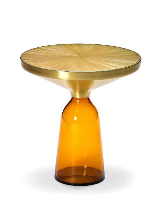 ClassiCon Bell Side Table Beistelltisch mit Tischplatte aus Strohmarketerie und bernsteinfarbenem Glasfuß auf weißem Hintergrund.