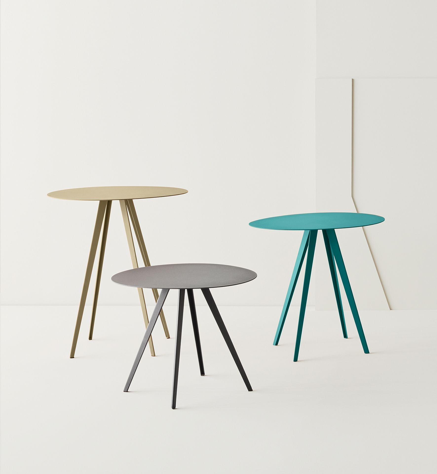 Grauer Agorà Beistelltisch von Segis, minimalistisches Design mit drei Beinen, moderne Möbel für Wohnzimmer.