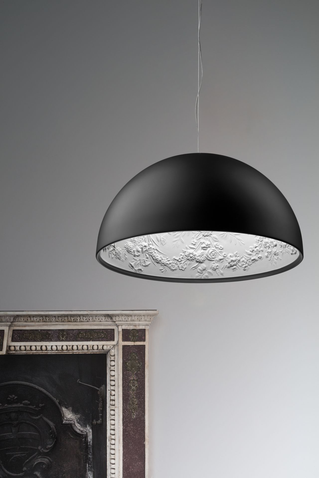 Schwarze Skygarden Pendelleuchte von Flos mit floralem Dekor an der Innenseite. Design Hängeleuchte.