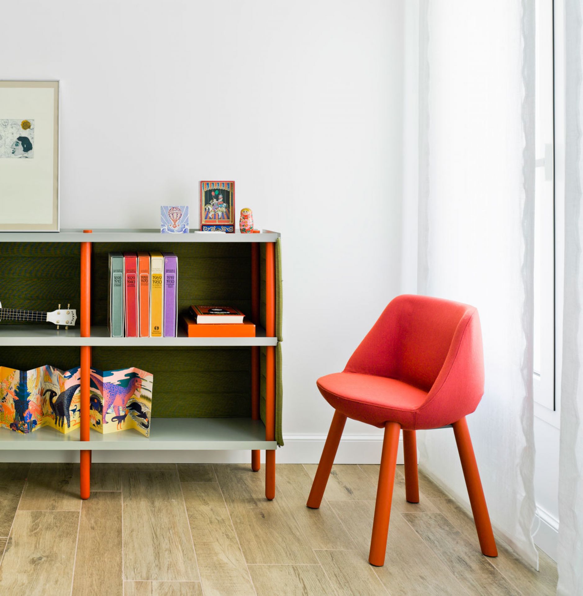 Mango-farbener Magnum Stuhl von Sancal mit Eschenholzbeinen neben einem Regal. Moderner Designstuhl.