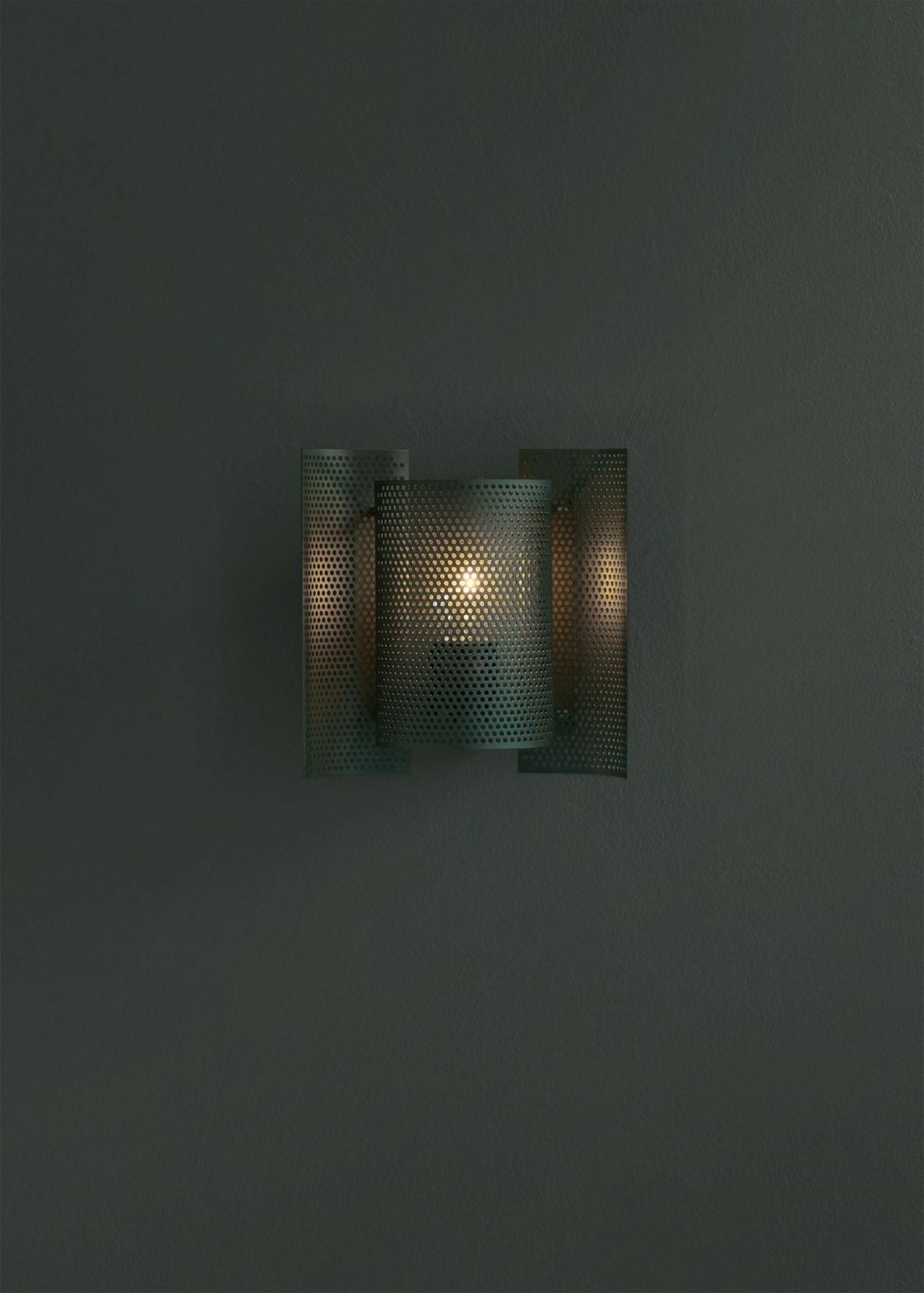 Butterfly Wandleuchte aus Messing von Northern mit gelochtem Lampenschirm und warmem Licht.