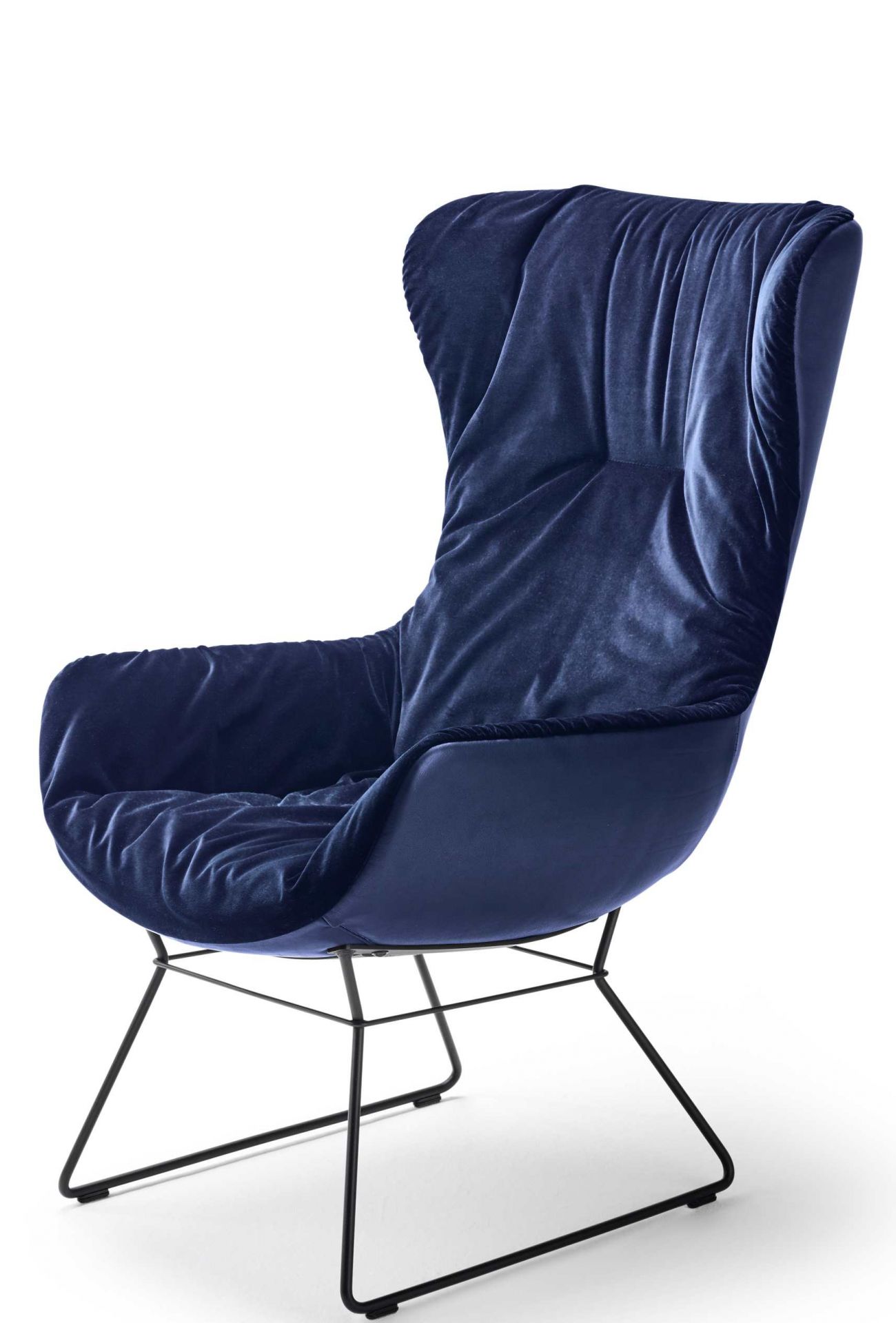 Blauer Leya Cocktail Sessel von Freifrau Manufaktur mit schwarzem Metallgestell und weichem Samtbezug.