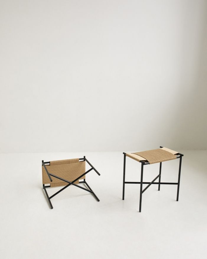 Vent Hocker von Skagerak by Fritz Hansen: Moderner Hocker mit schwarzem Metallgestell und geflochtener Sitzfläche.