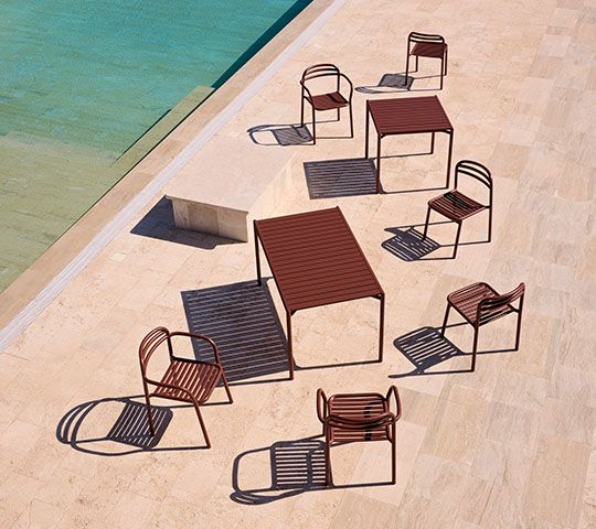 Cane-Line Bliss Stühle in Sand und passende Tische für den Outdoor-Bereich.