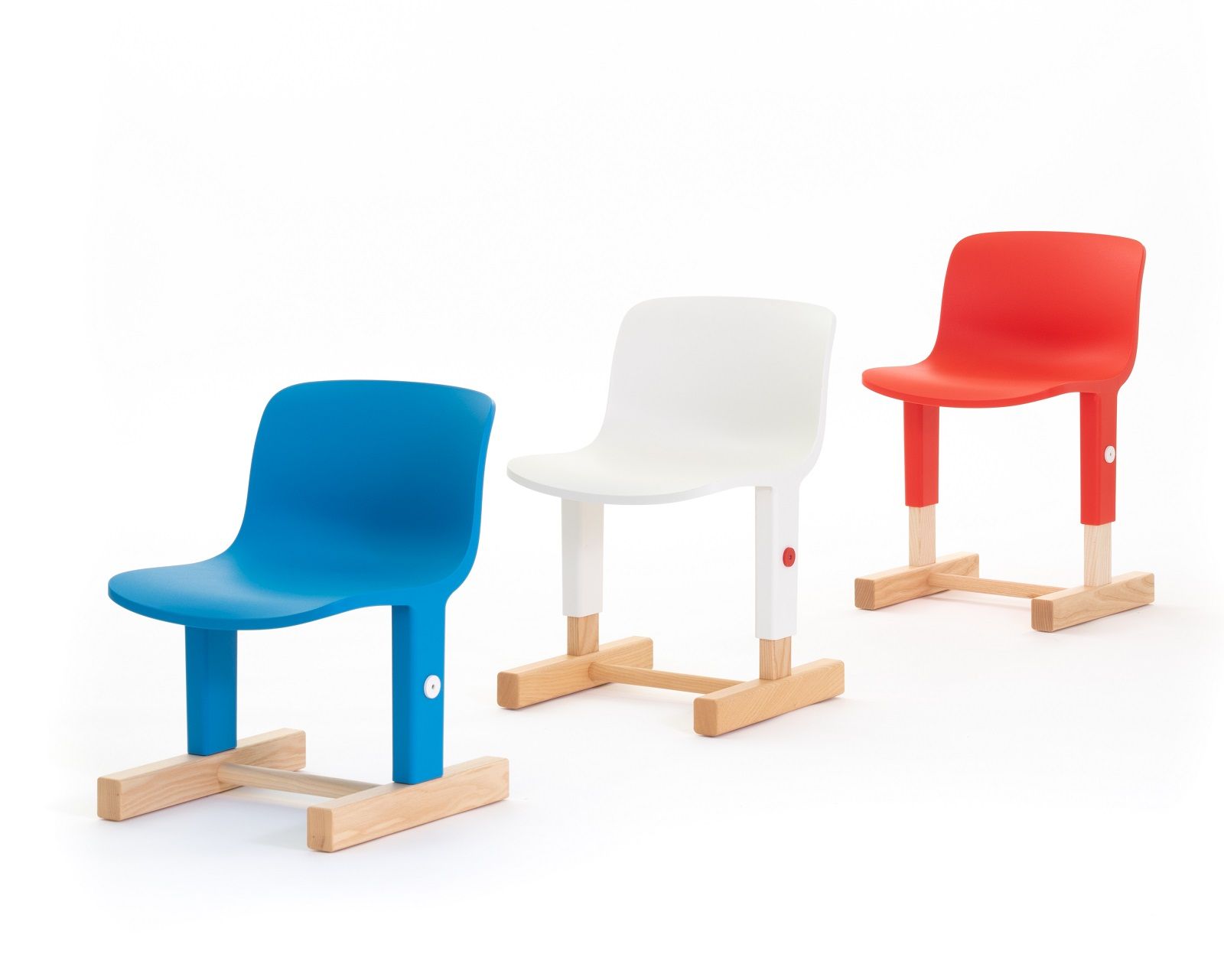 Drei Little Big Chair Kinderstühle von Magis in Blau, Weiß und Rot, höhenverstellbar.