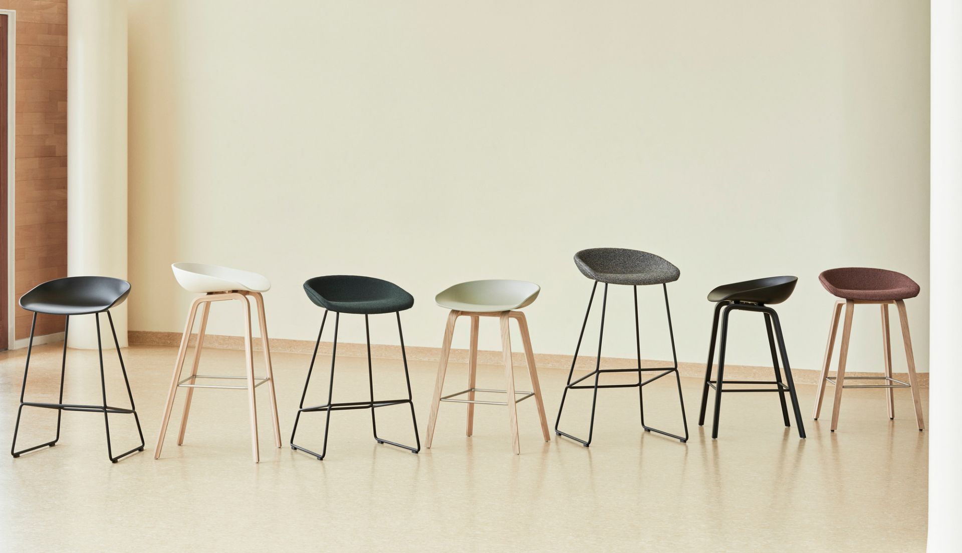 Reihe von Hay About a Stool AAS33 Barhockern mit Vollpolster in verschiedenen Farben.