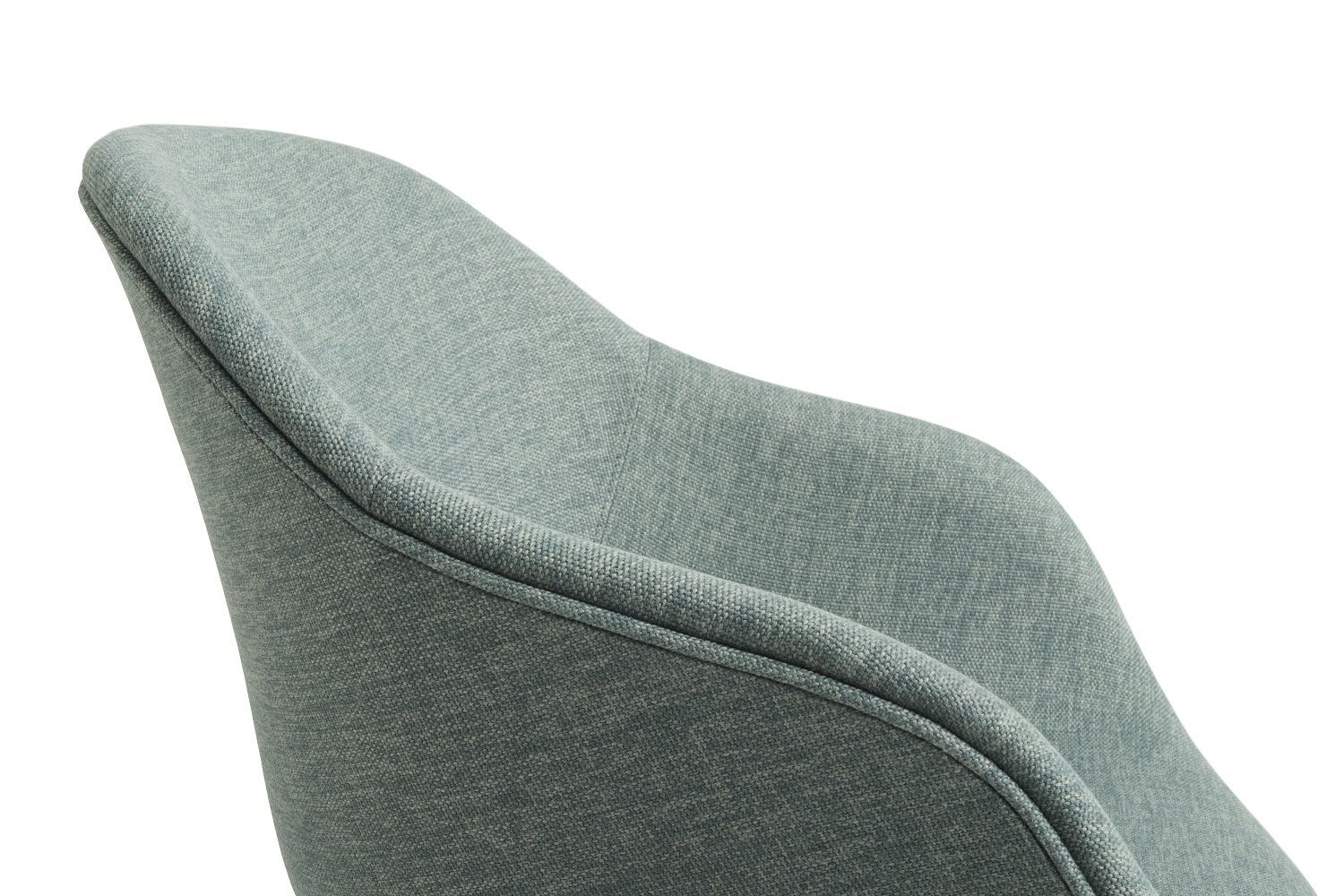 Detailaufnahme des About a Chair AAC223 Stuhls von Hay mit hellblauem Stoffbezug.