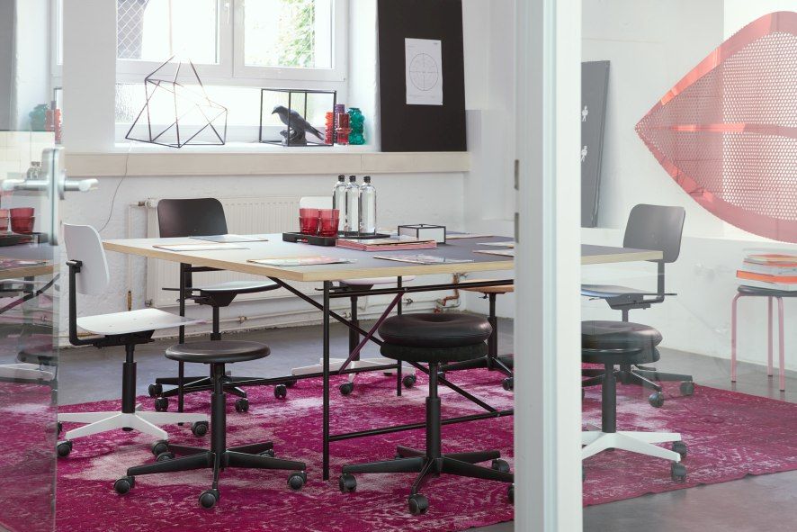 LAMPERT EIERMANN Tisch in einem Konferenzraum mit Stühlen und Teppich. Konferenztisch für Büro und Meeting.