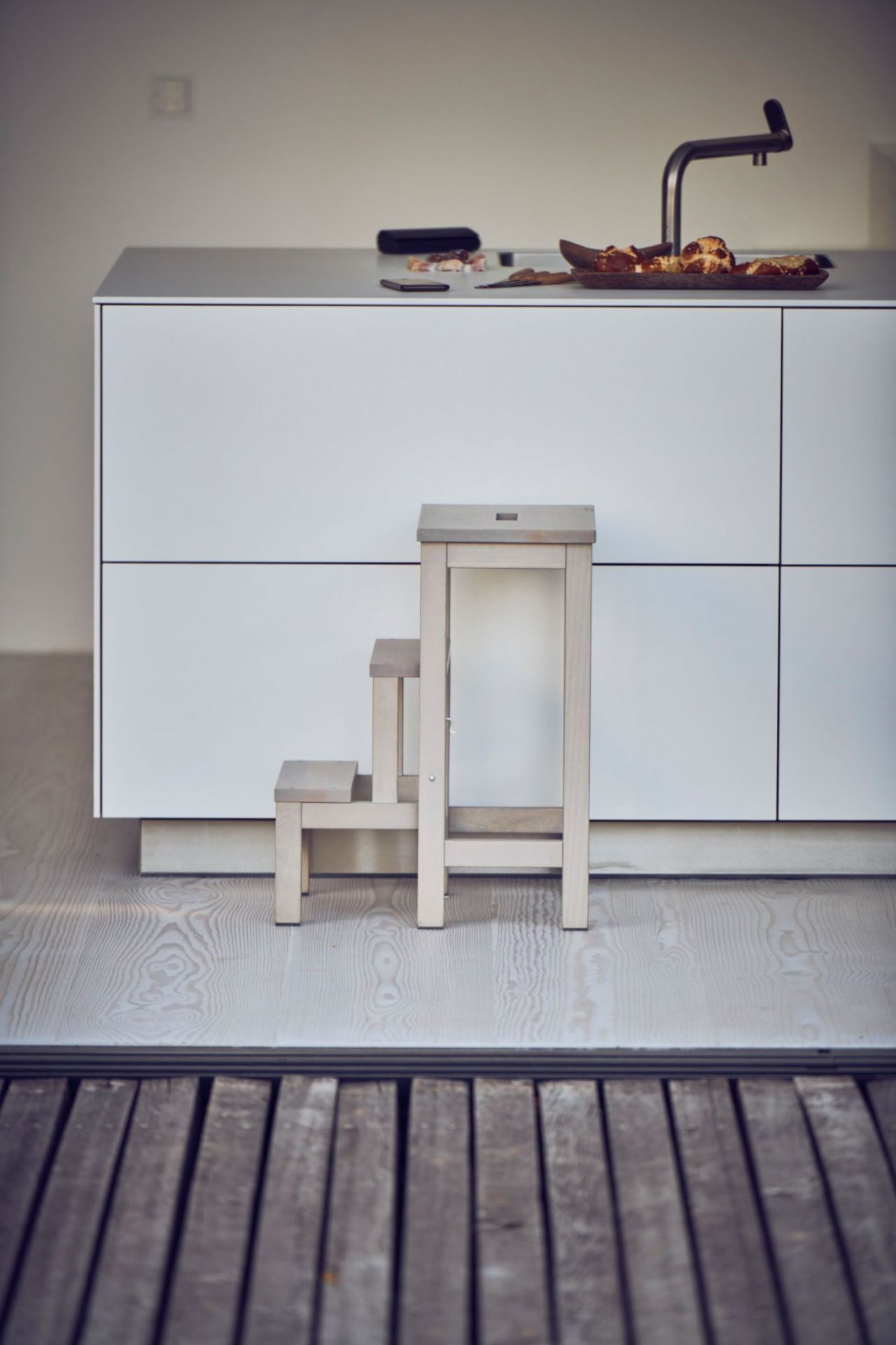 Soho Hockerleiter schwarz Jan Kurtz