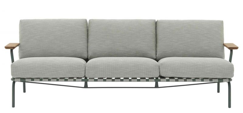 Abbildung des Muuto Settle 3-Sitzer Outdoor Sofas mit grauer Abdeckhaube für den Garten.