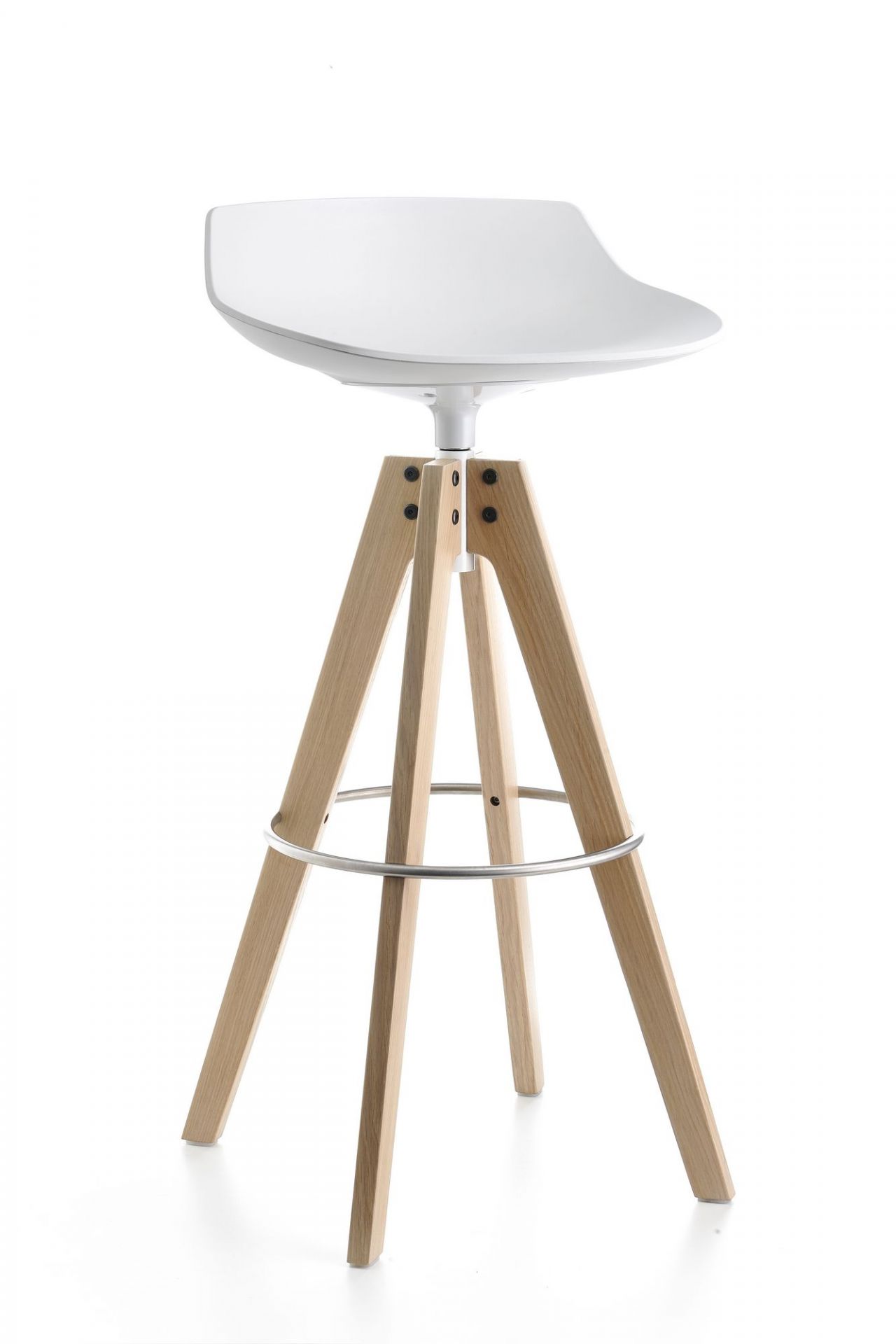Flow Stool VN Barhocker von MDF Italia: Weißer Sitz auf hellem Holzgestell mit Fußring.