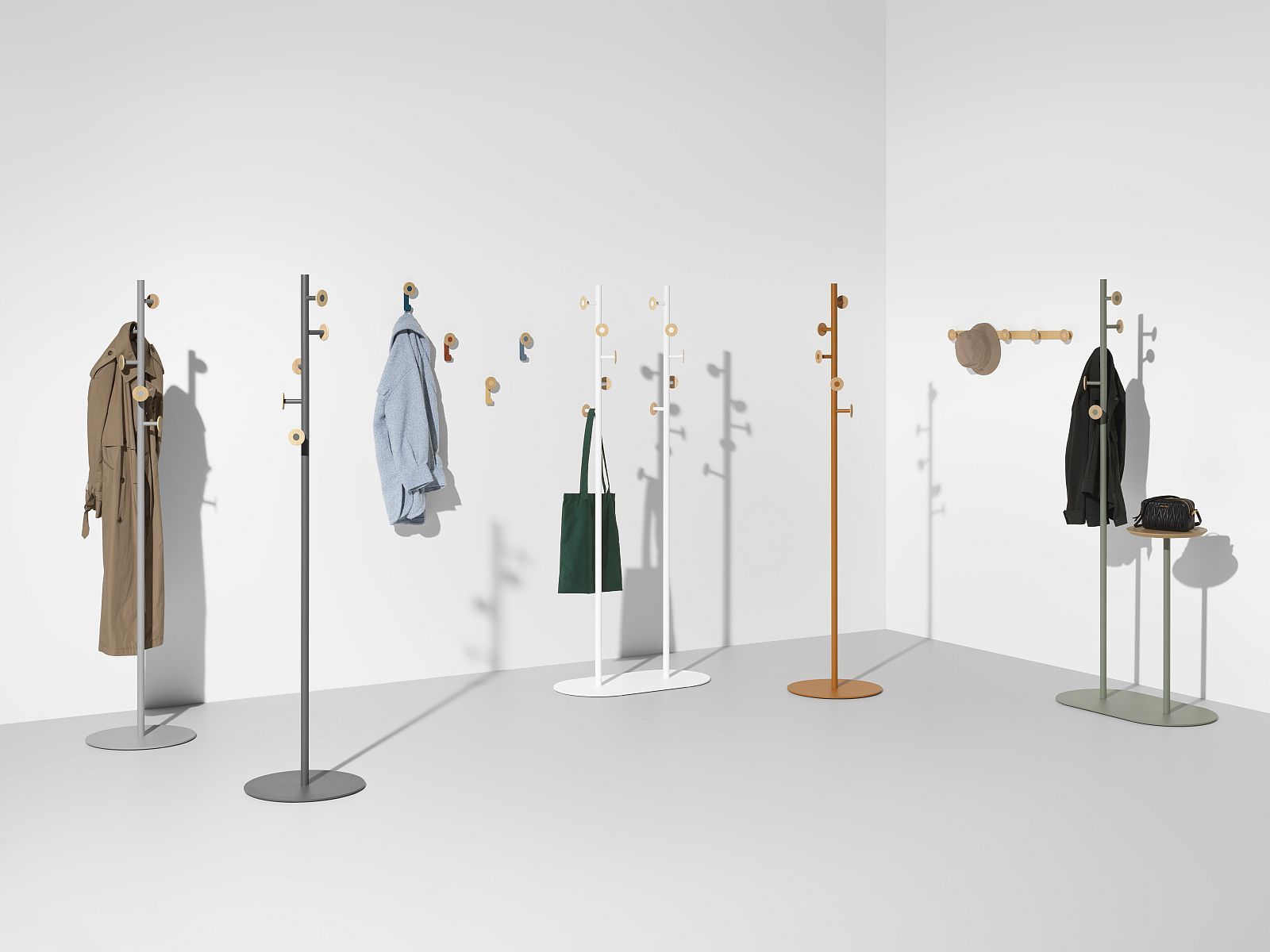 Mehrere Bloom Coat Rack Garderobenständer von Mizetto in verschiedenen Farben und Ausführungen.